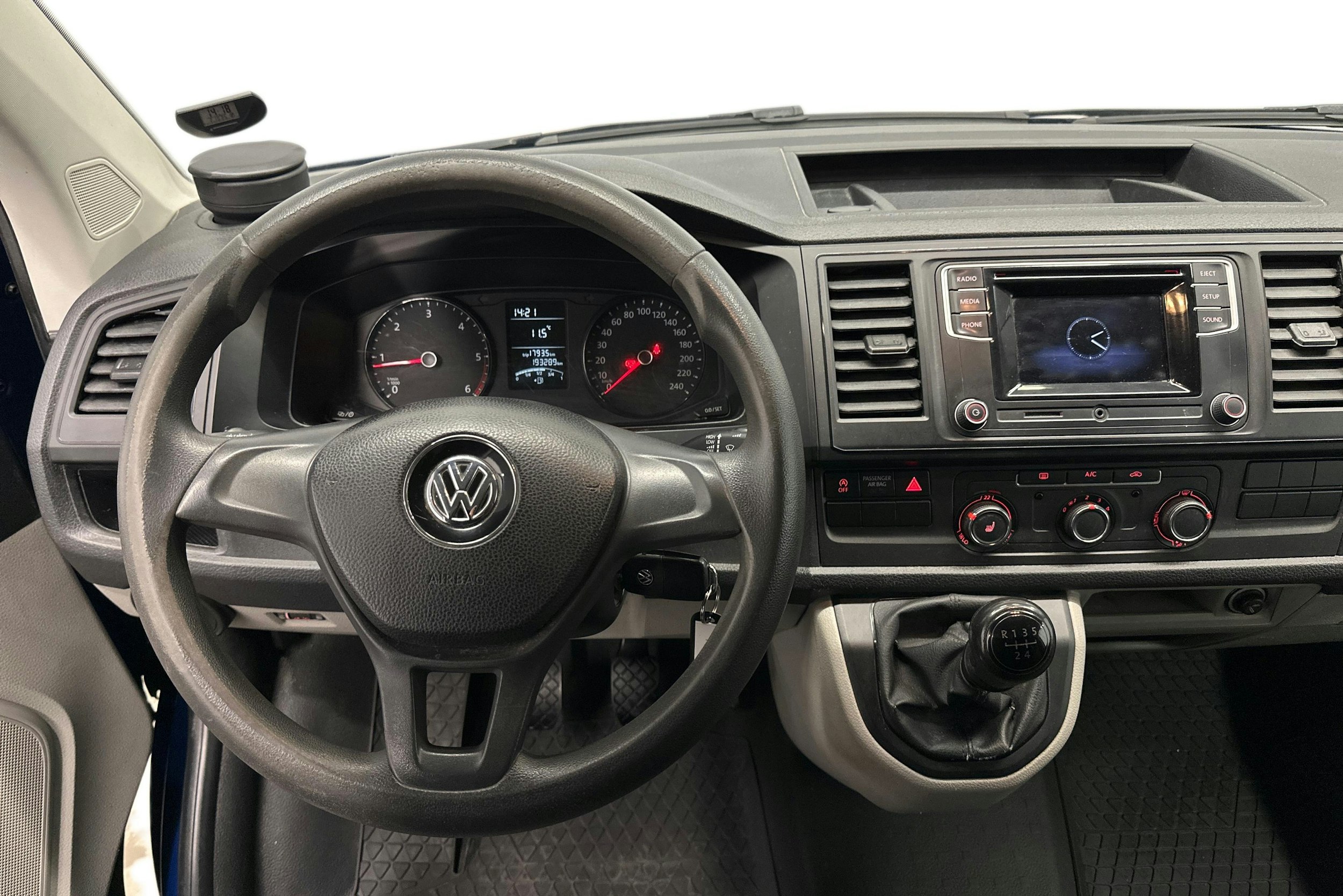 sininen Volkswagen Transporter 2018 kuva 8.