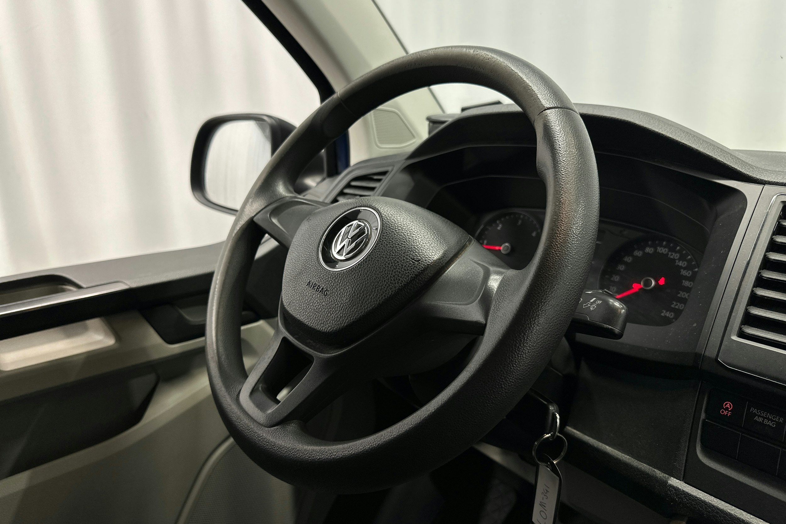sininen Volkswagen Transporter 2018 kuva 11.