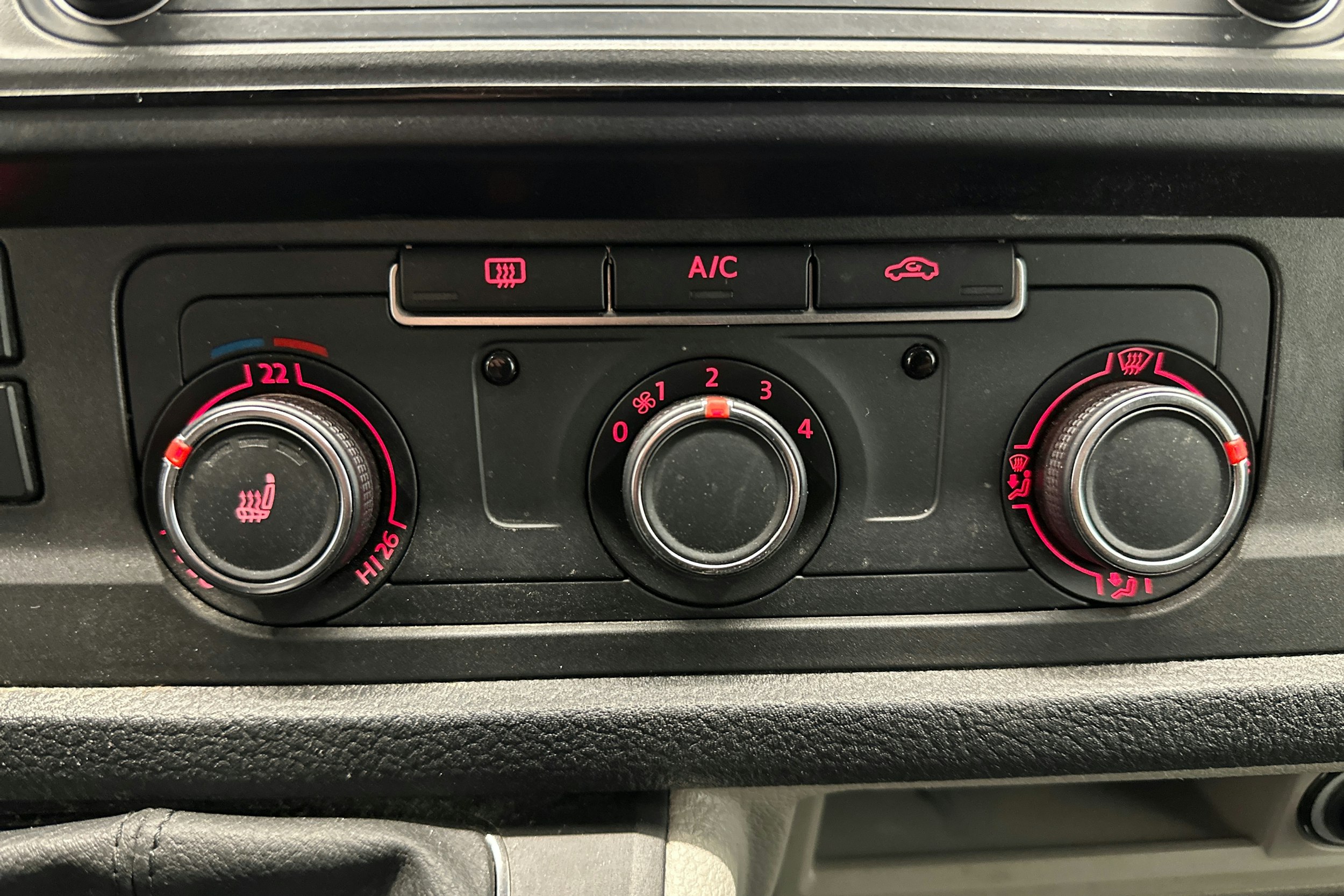 sininen Volkswagen Transporter 2018 kuva 14.