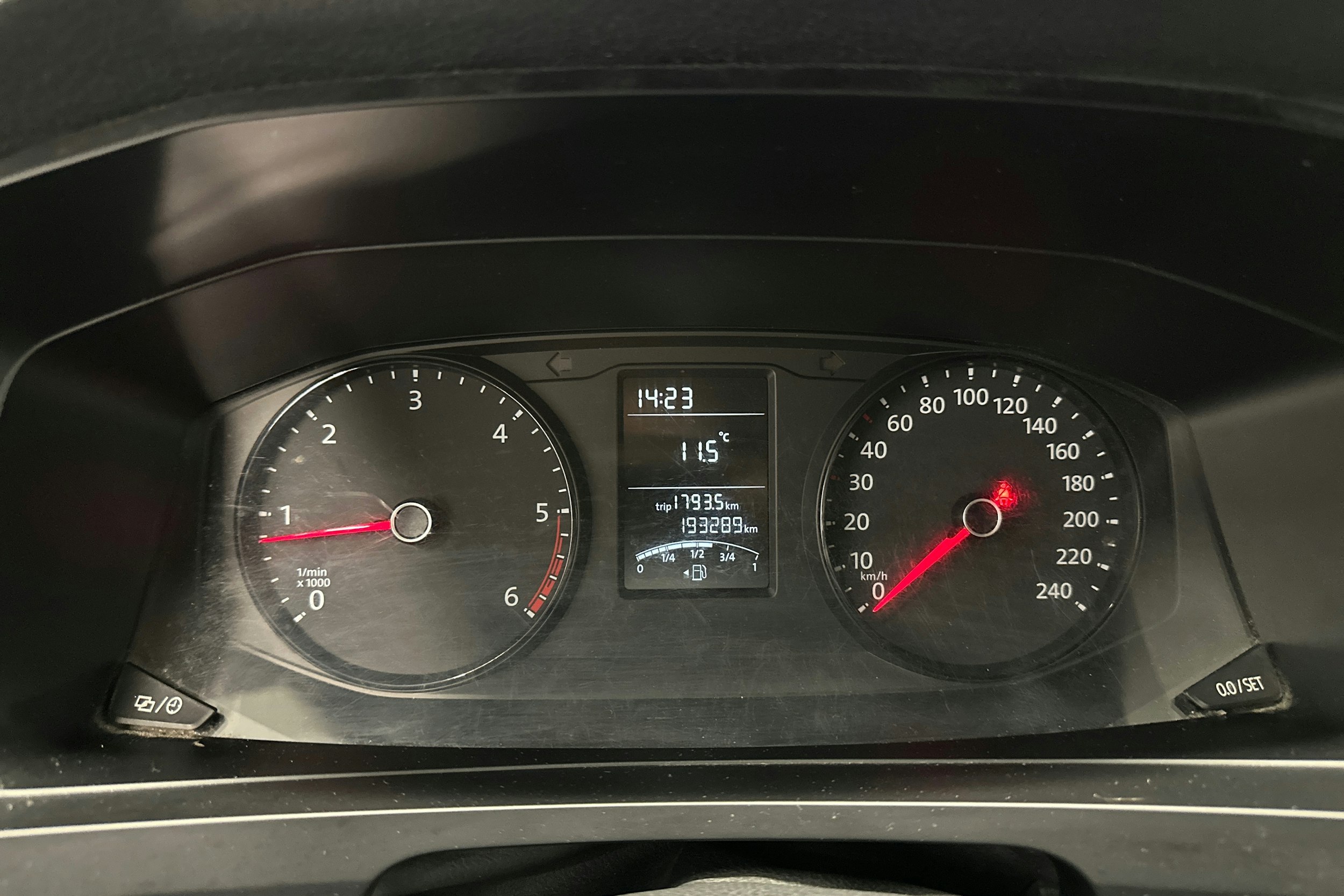 sininen Volkswagen Transporter 2018 kuva 15.