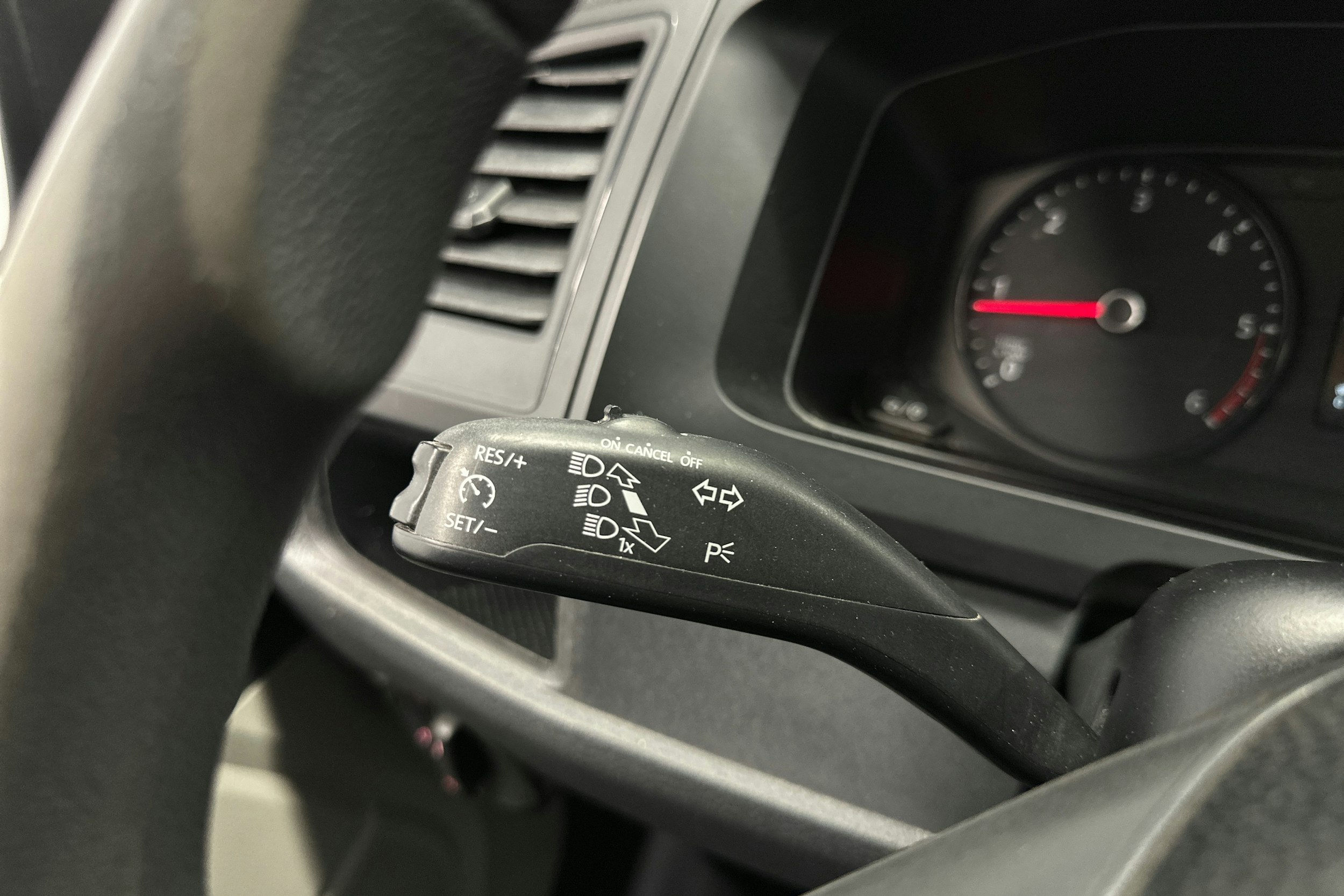 sininen Volkswagen Transporter 2018 kuva 16.