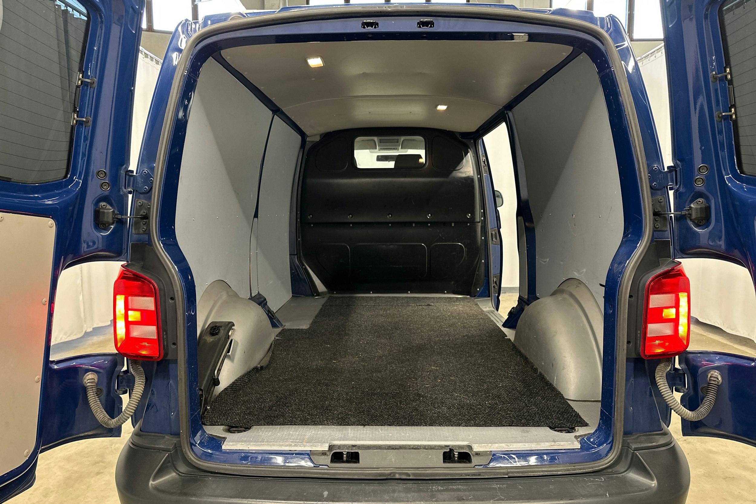 sininen Volkswagen Transporter 2018 kuva 18.