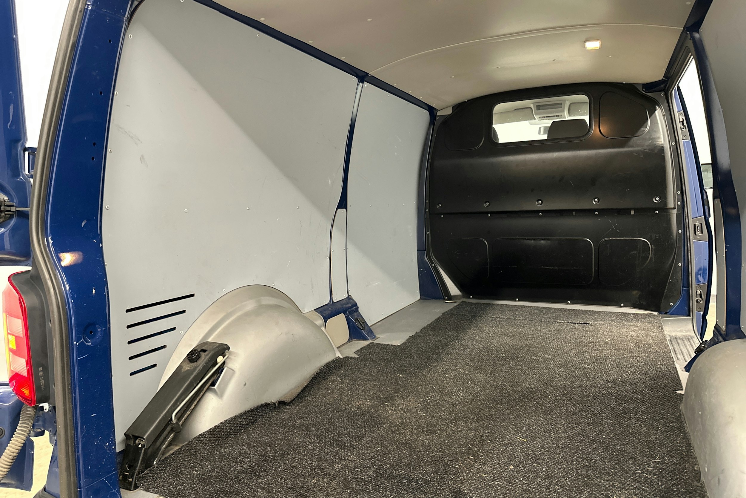 sininen Volkswagen Transporter 2018 kuva 19.