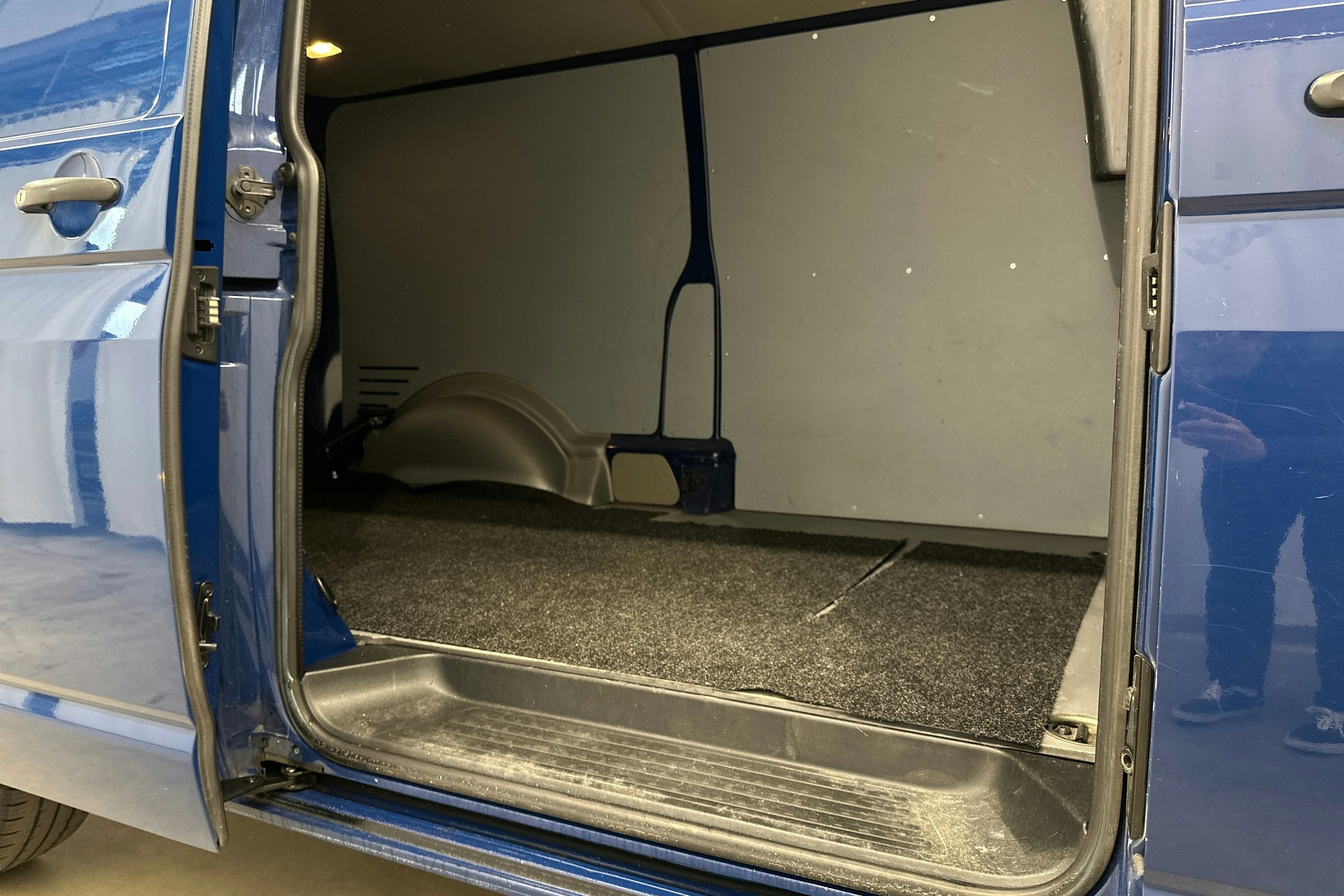sininen Volkswagen Transporter 2018 kuva 20.
