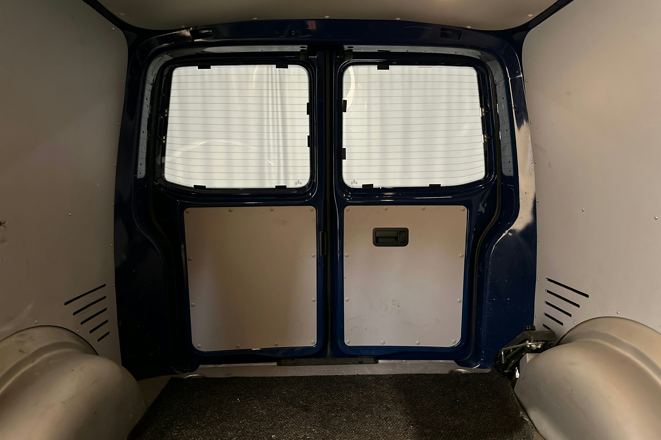 sininen Volkswagen Transporter 2018 kuva 21.
