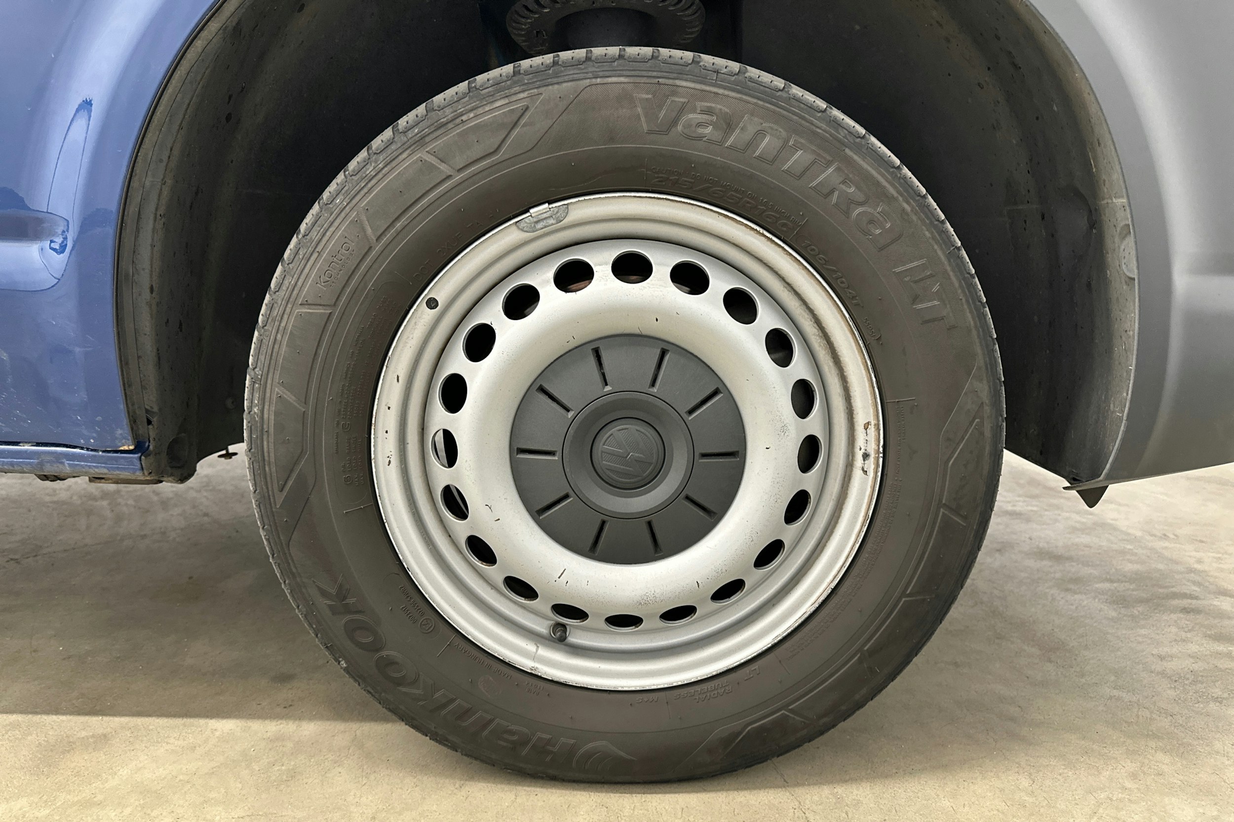 sininen Volkswagen Transporter 2018 kuva 22.