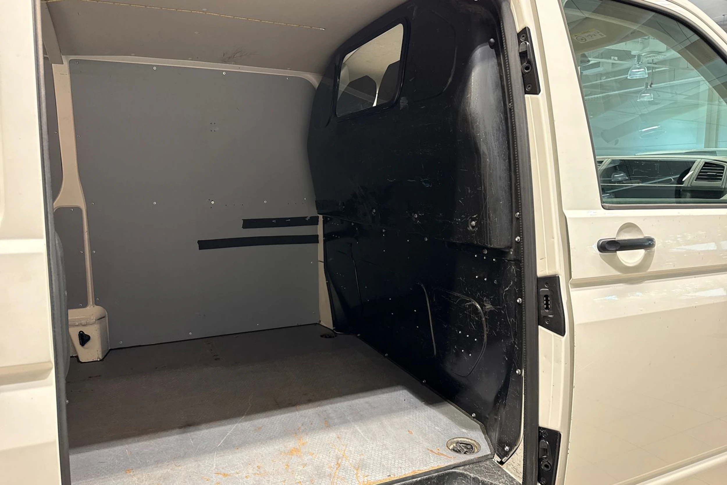 Valkoinen Volkswagen TRANSPORTER 2018 kuva 18.