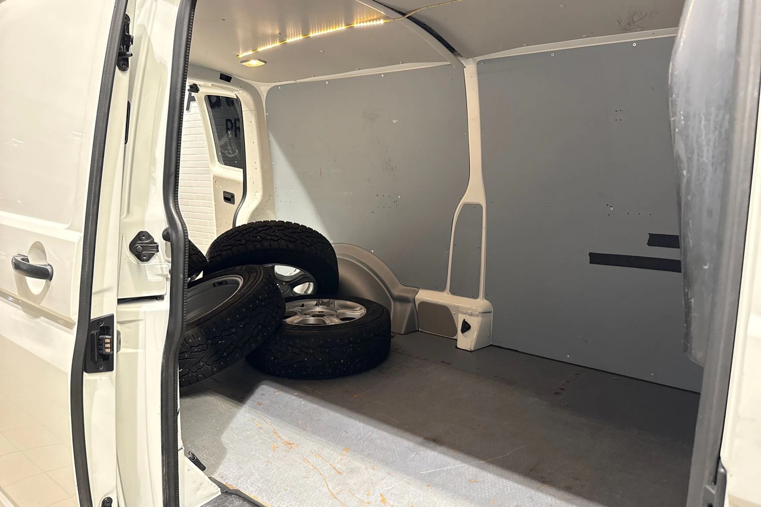 Valkoinen Volkswagen TRANSPORTER 2018 kuva 19.