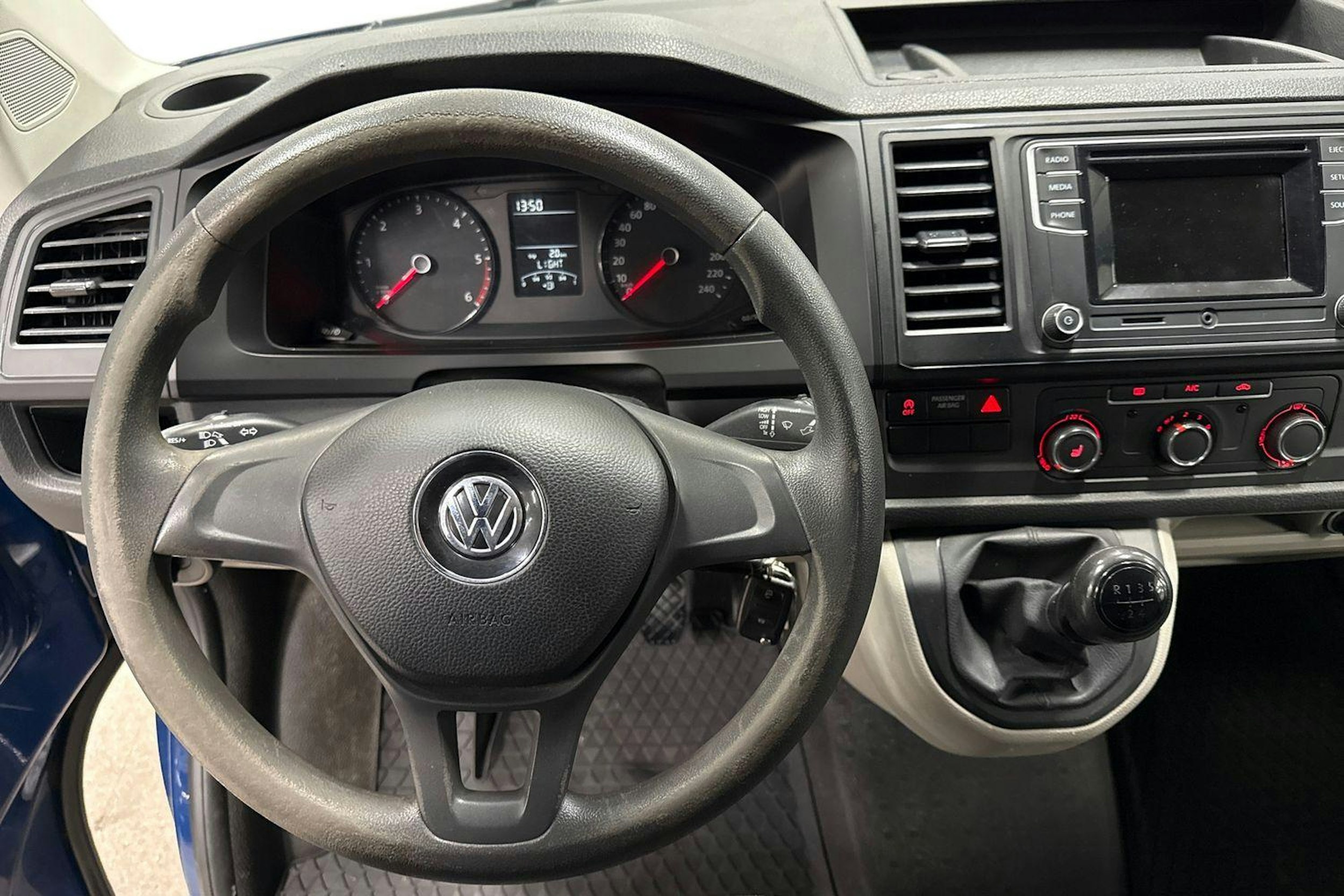 Sininen Volkswagen TRANSPORTER 2018 kuva 9.