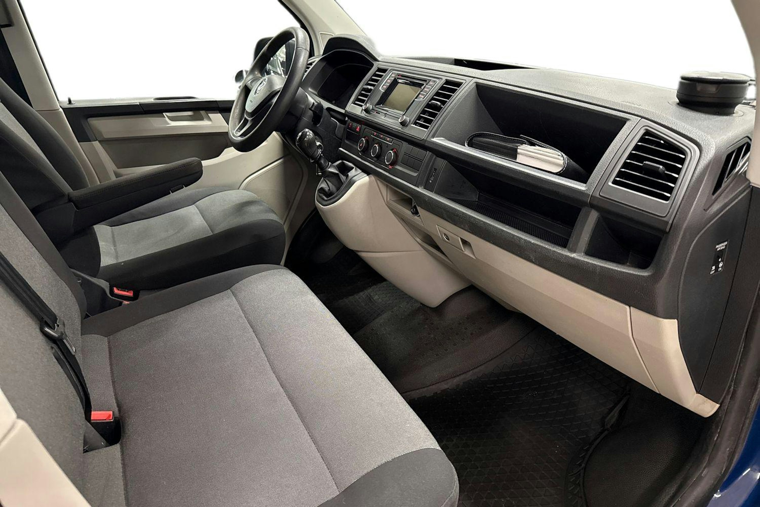 Sininen Volkswagen TRANSPORTER 2018 kuva 10.
