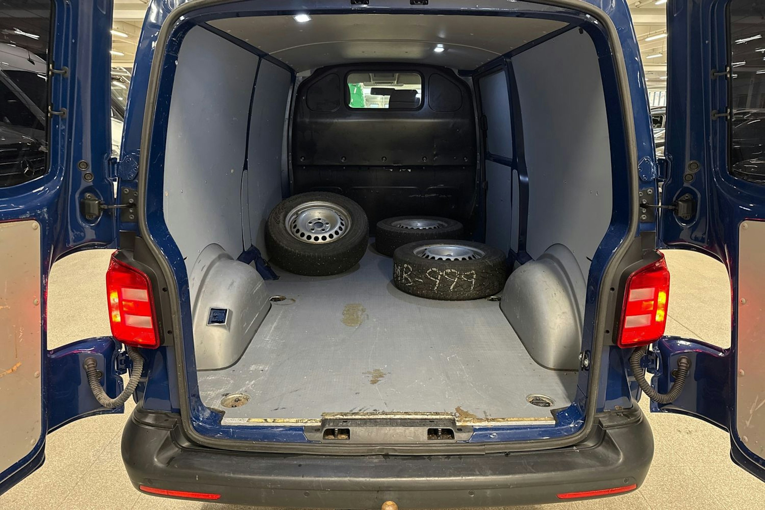 Sininen Volkswagen TRANSPORTER 2018 kuva 14.