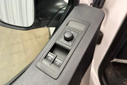 valkoinen Volkswagen Transporter 2018 kuva 10.