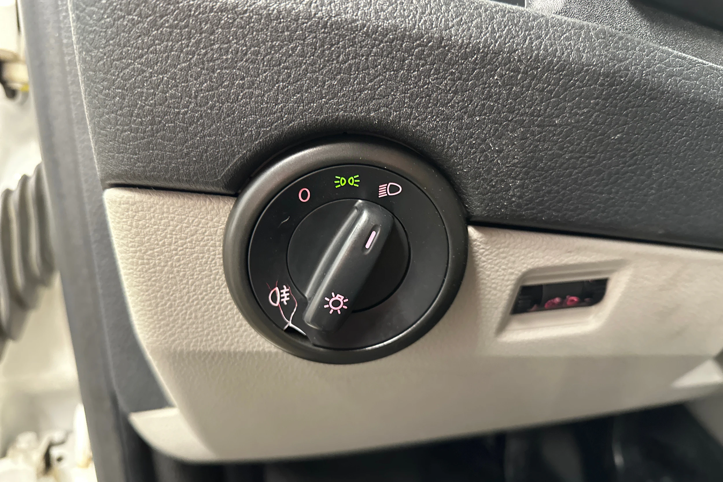 valkoinen Volkswagen Transporter 2018 kuva 11.