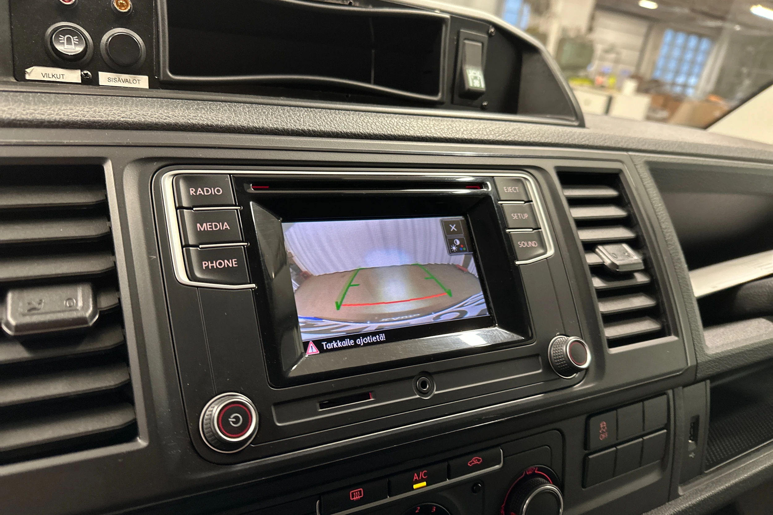 valkoinen Volkswagen Transporter 2018 kuva 14.