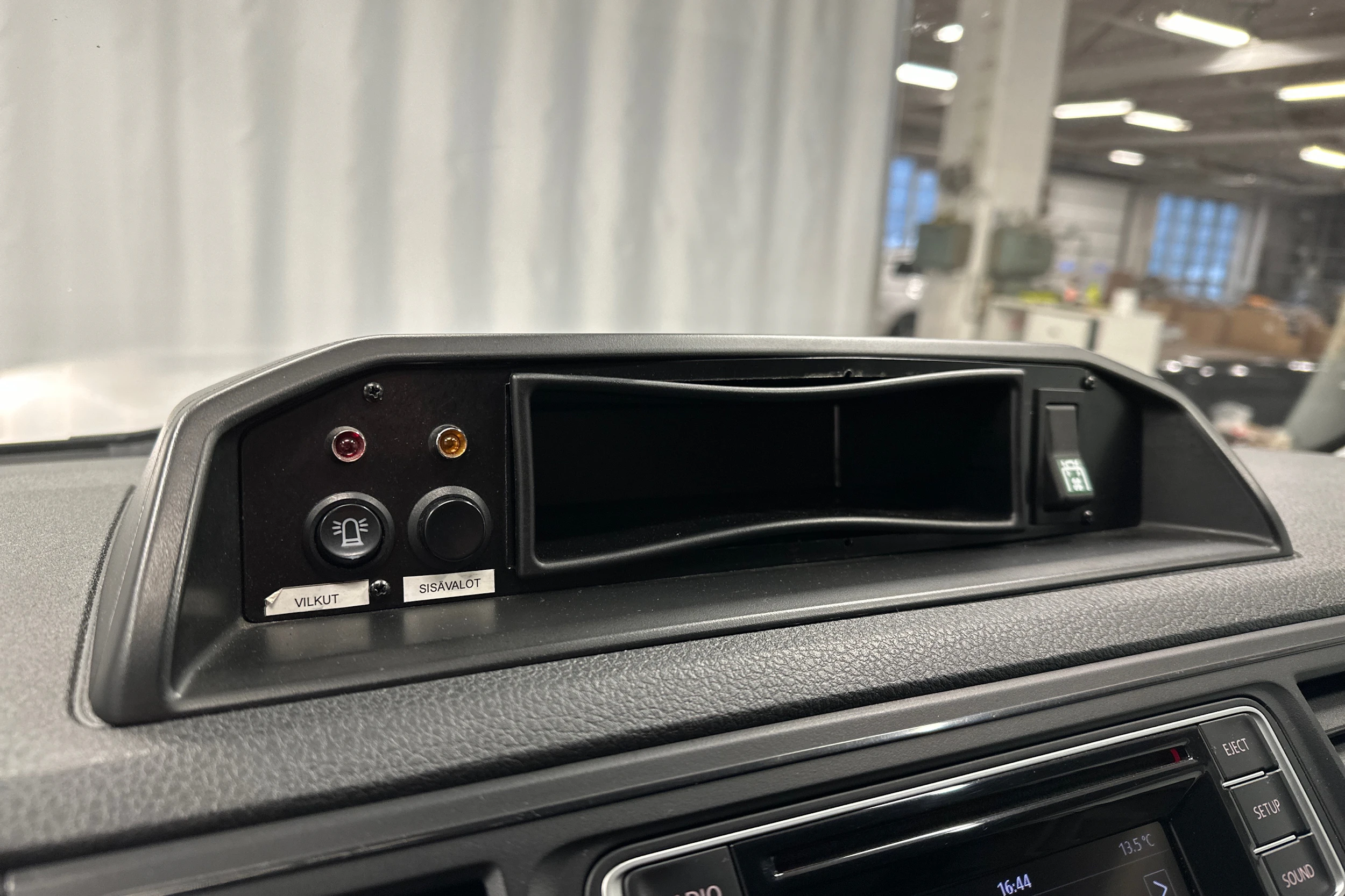 valkoinen Volkswagen Transporter 2018 kuva 15.