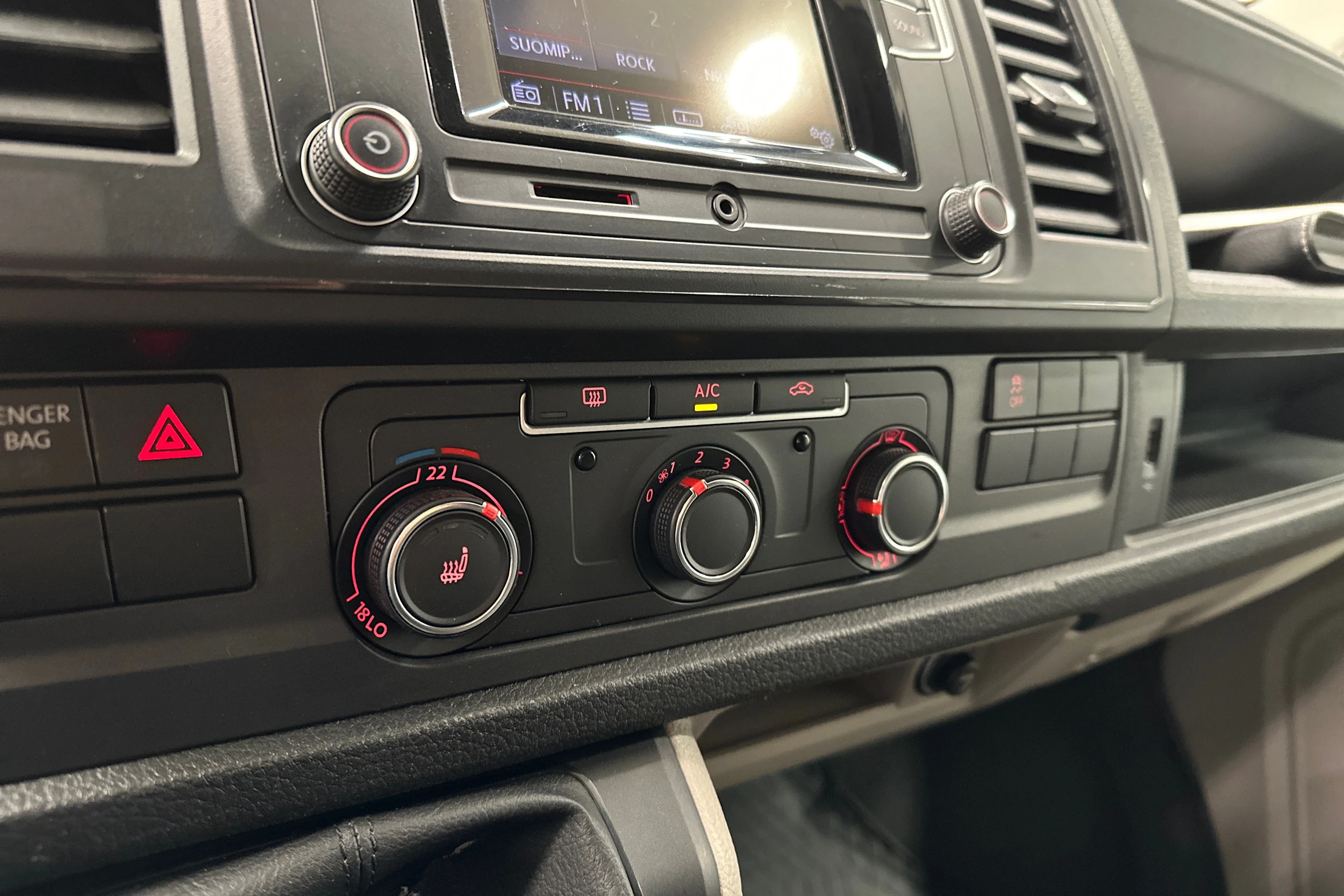 valkoinen Volkswagen Transporter 2018 kuva 16.