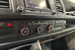 valkoinen Volkswagen Transporter 2018 kuva 16.