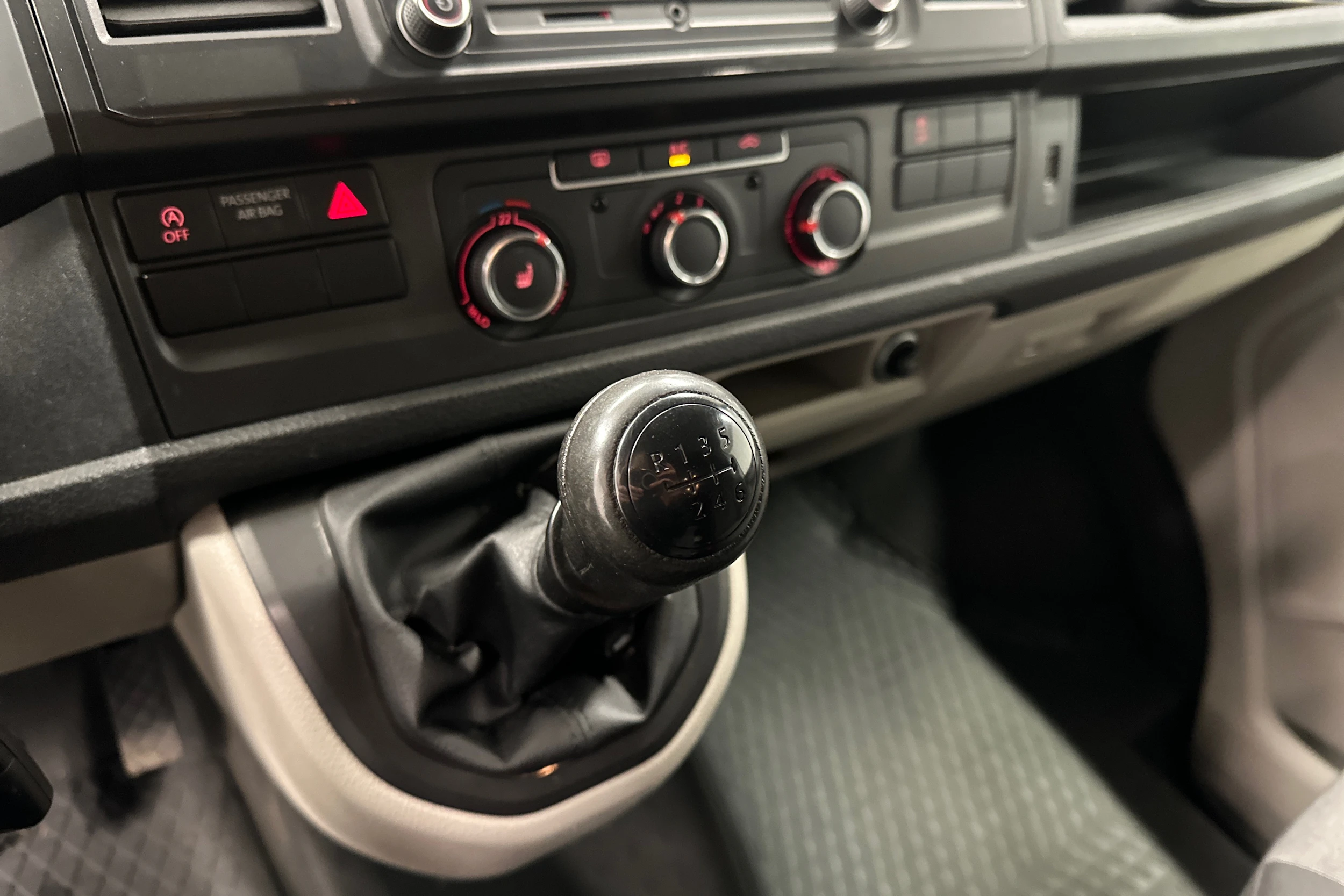 valkoinen Volkswagen Transporter 2018 kuva 17.