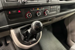 valkoinen Volkswagen Transporter 2018 kuva 17.