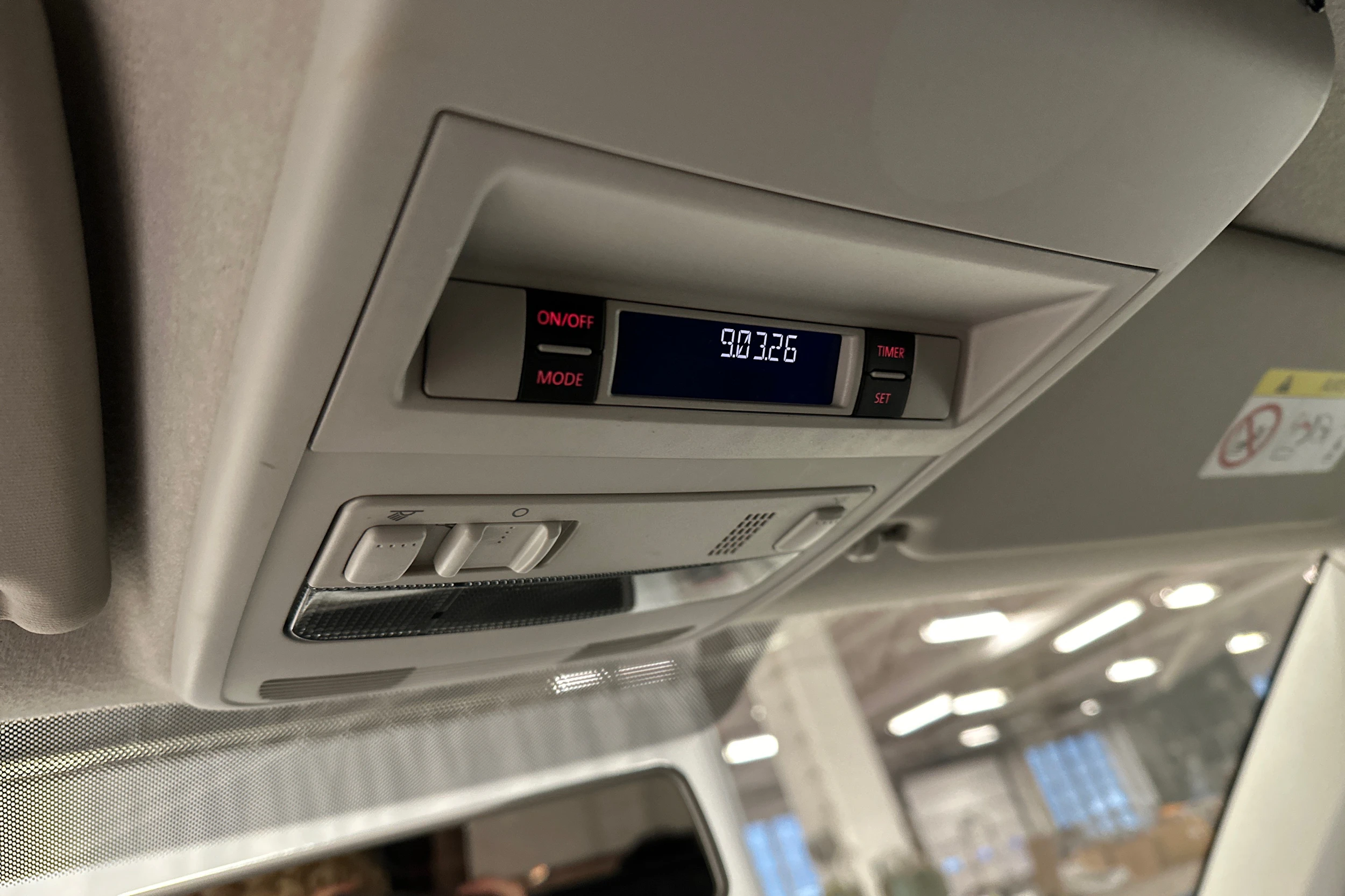 valkoinen Volkswagen Transporter 2018 kuva 18.