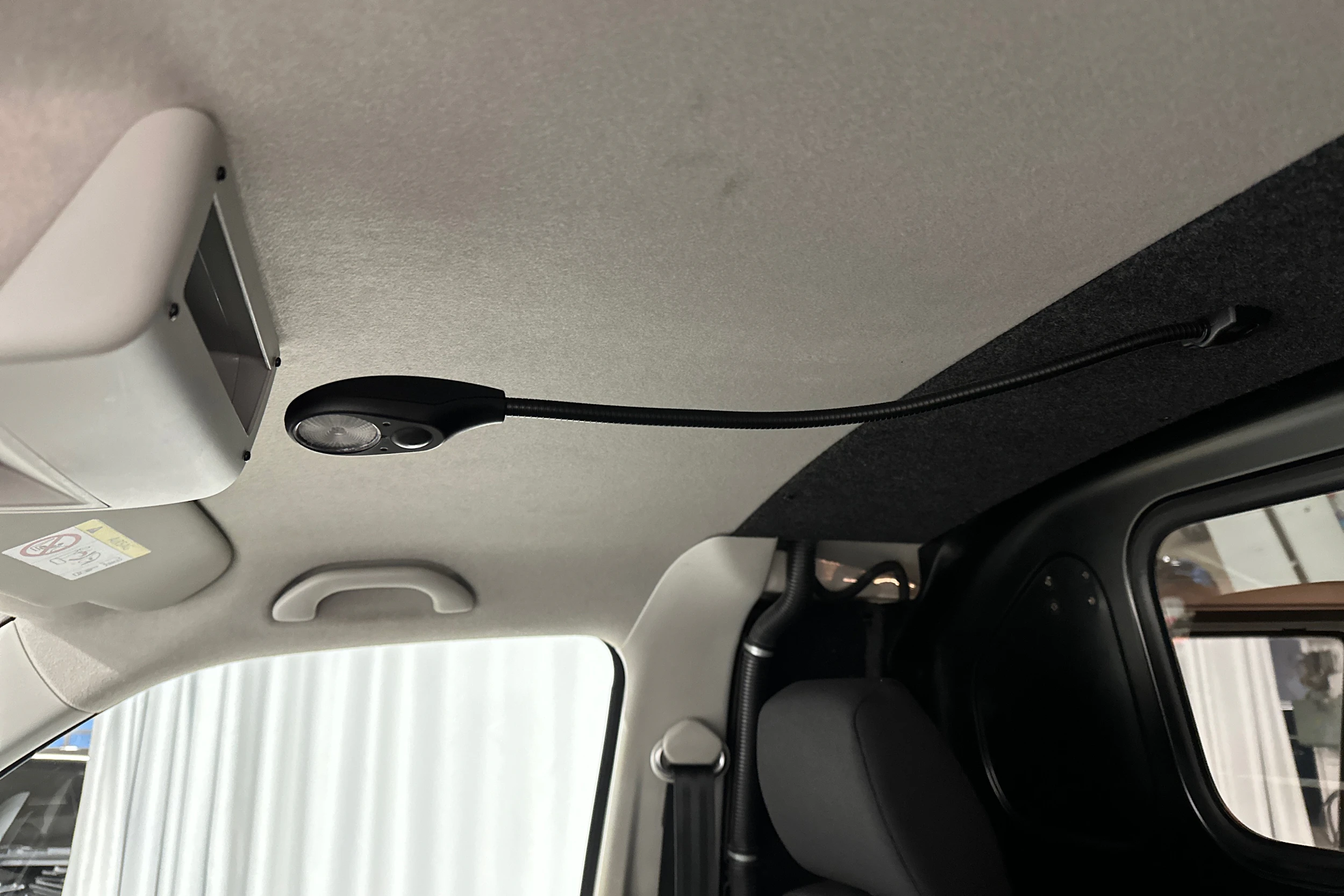 valkoinen Volkswagen Transporter 2018 kuva 19.