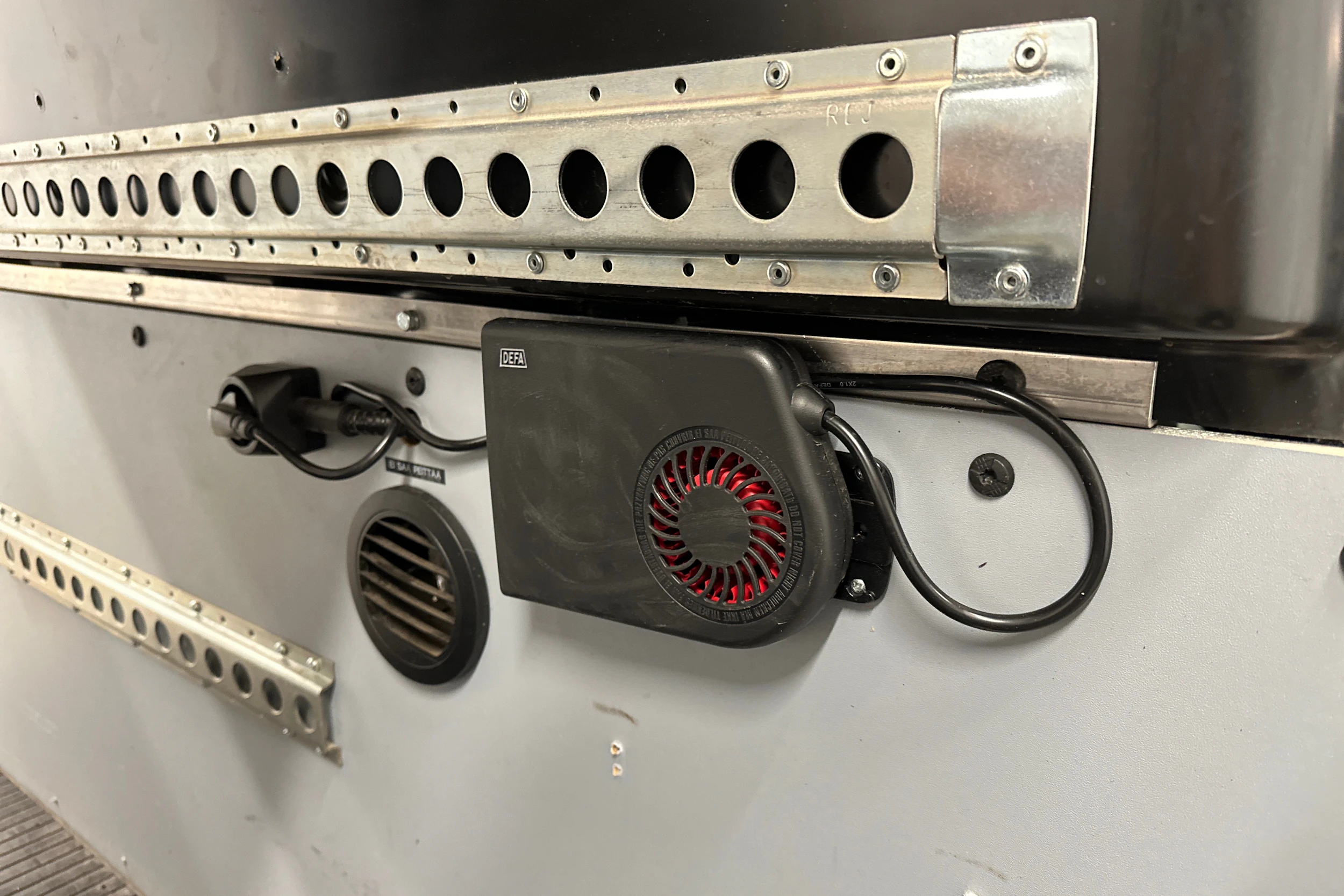 valkoinen Volkswagen Transporter 2018 kuva 24.