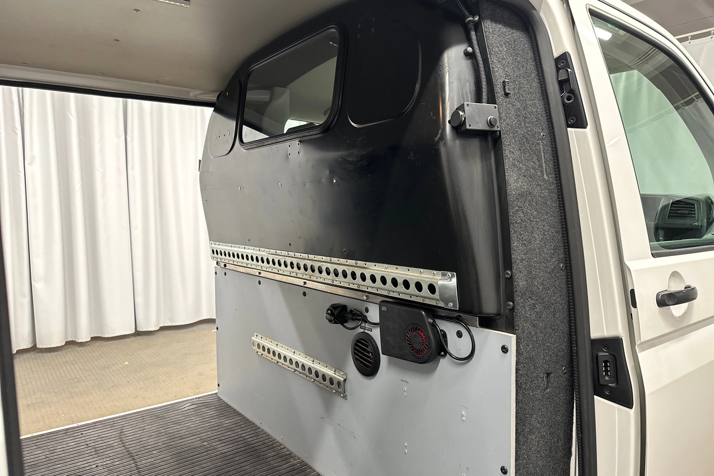 valkoinen Volkswagen Transporter 2018 kuva 25.