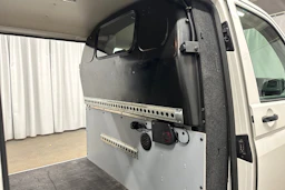 valkoinen Volkswagen Transporter 2018 kuva 25.