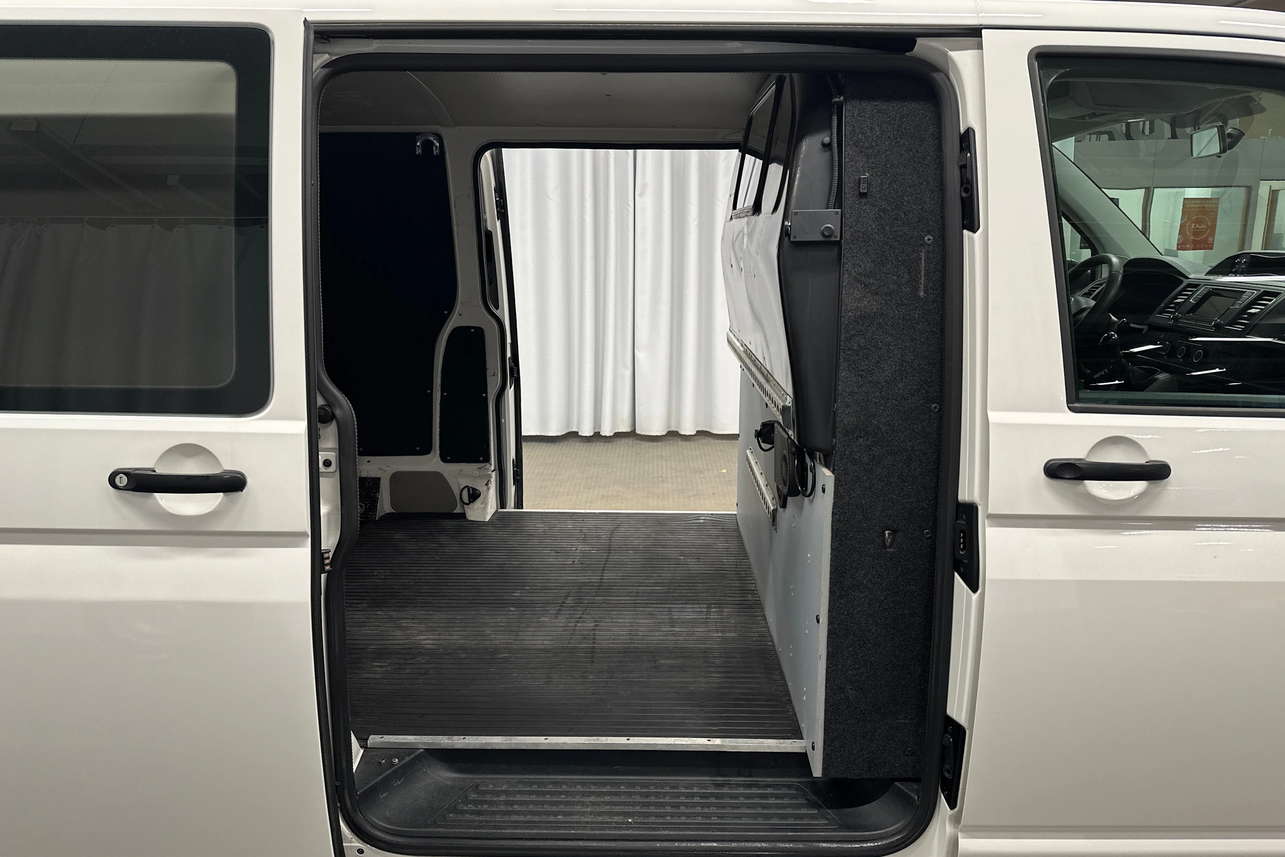 valkoinen Volkswagen Transporter 2018 kuva 26.