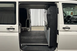 valkoinen Volkswagen Transporter 2018 kuva 26.