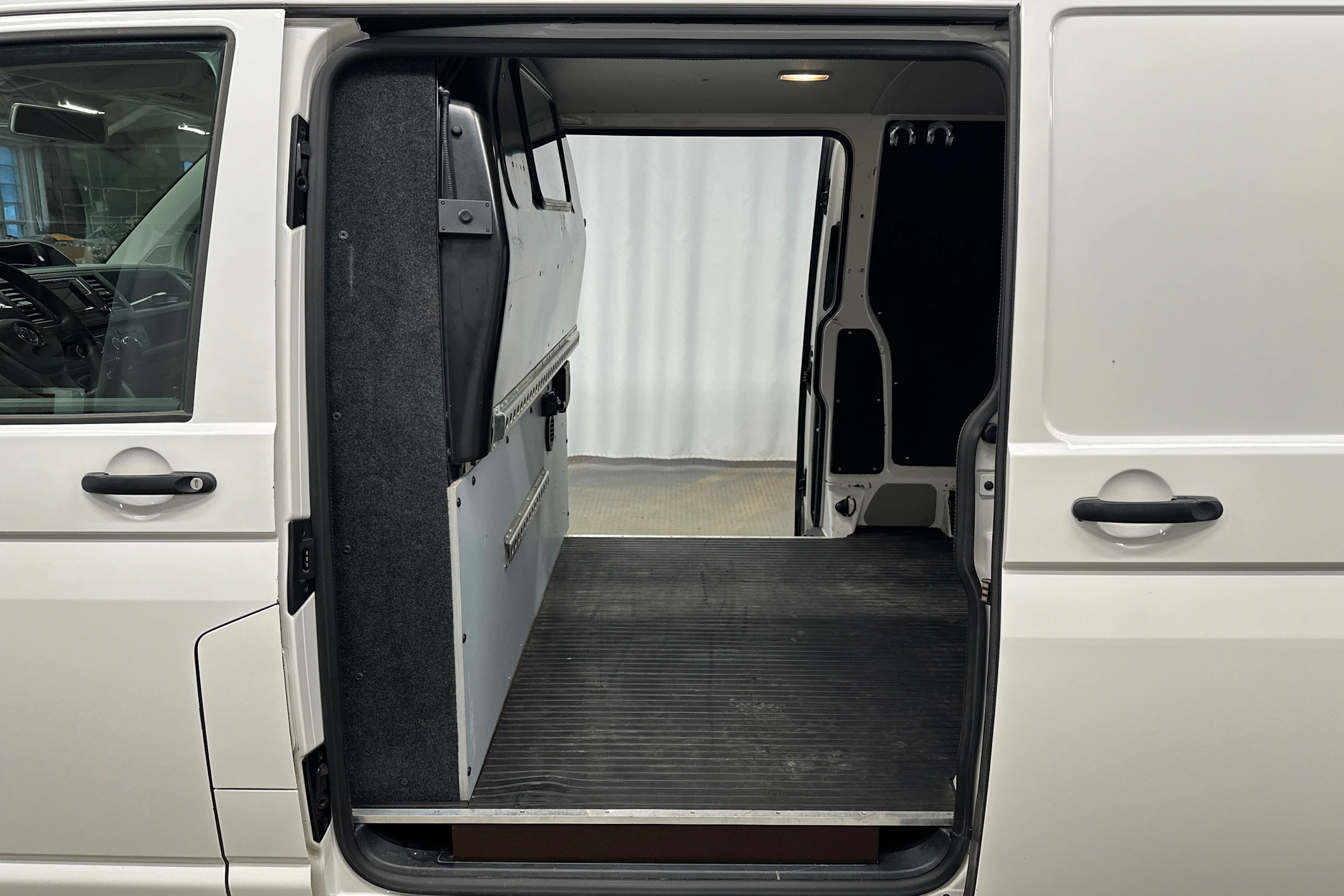 valkoinen Volkswagen Transporter 2018 kuva 27.