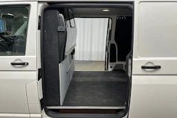 valkoinen Volkswagen Transporter 2018 kuva 27.
