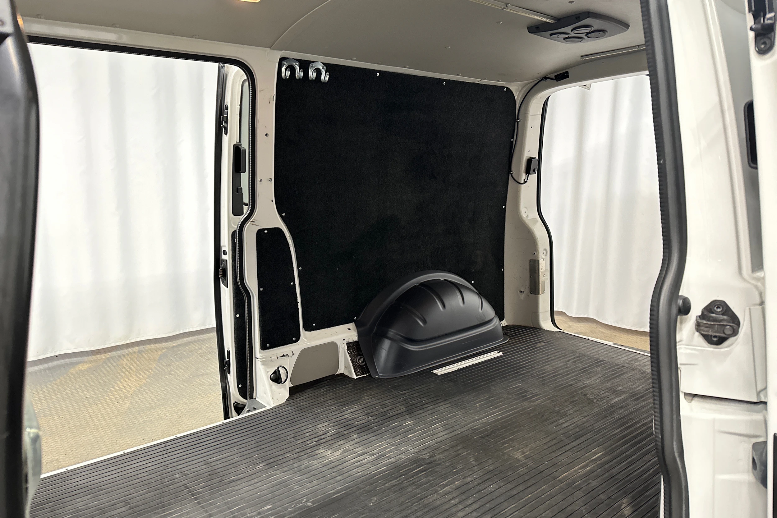 valkoinen Volkswagen Transporter 2018 kuva 28.