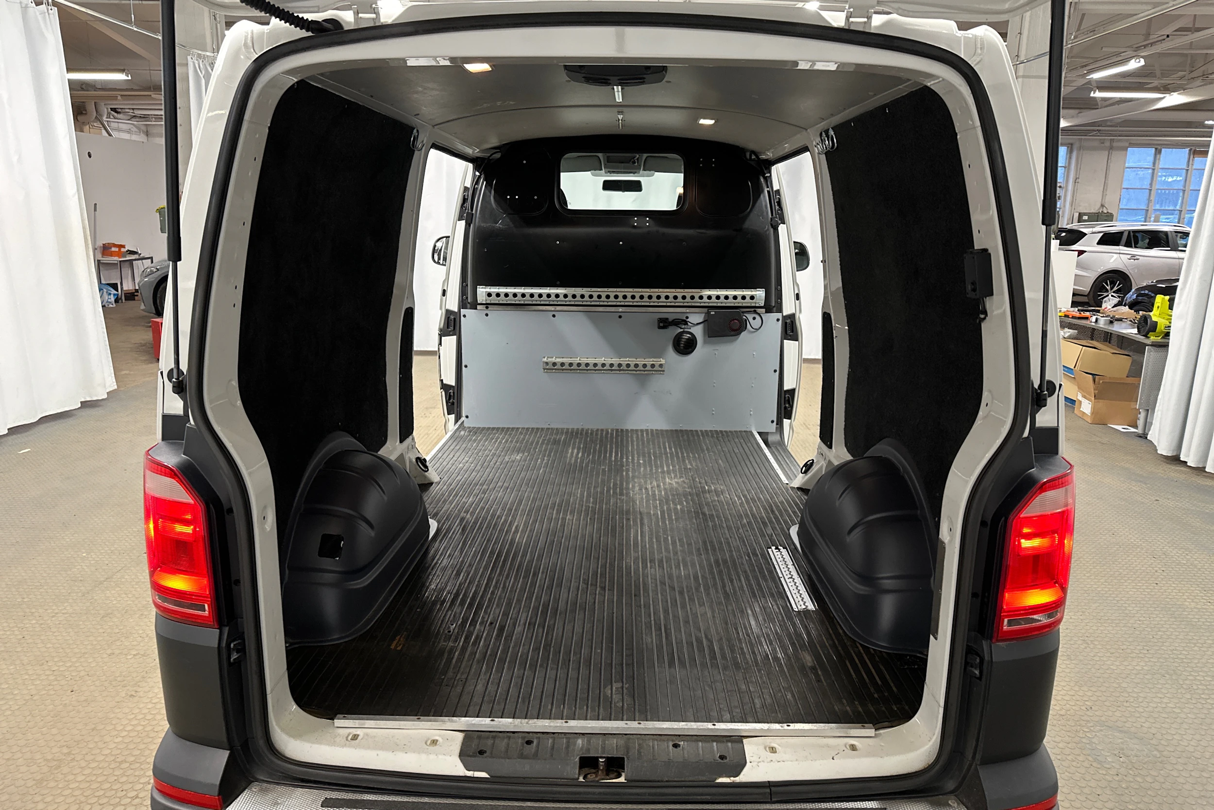 valkoinen Volkswagen Transporter 2018 kuva 29.