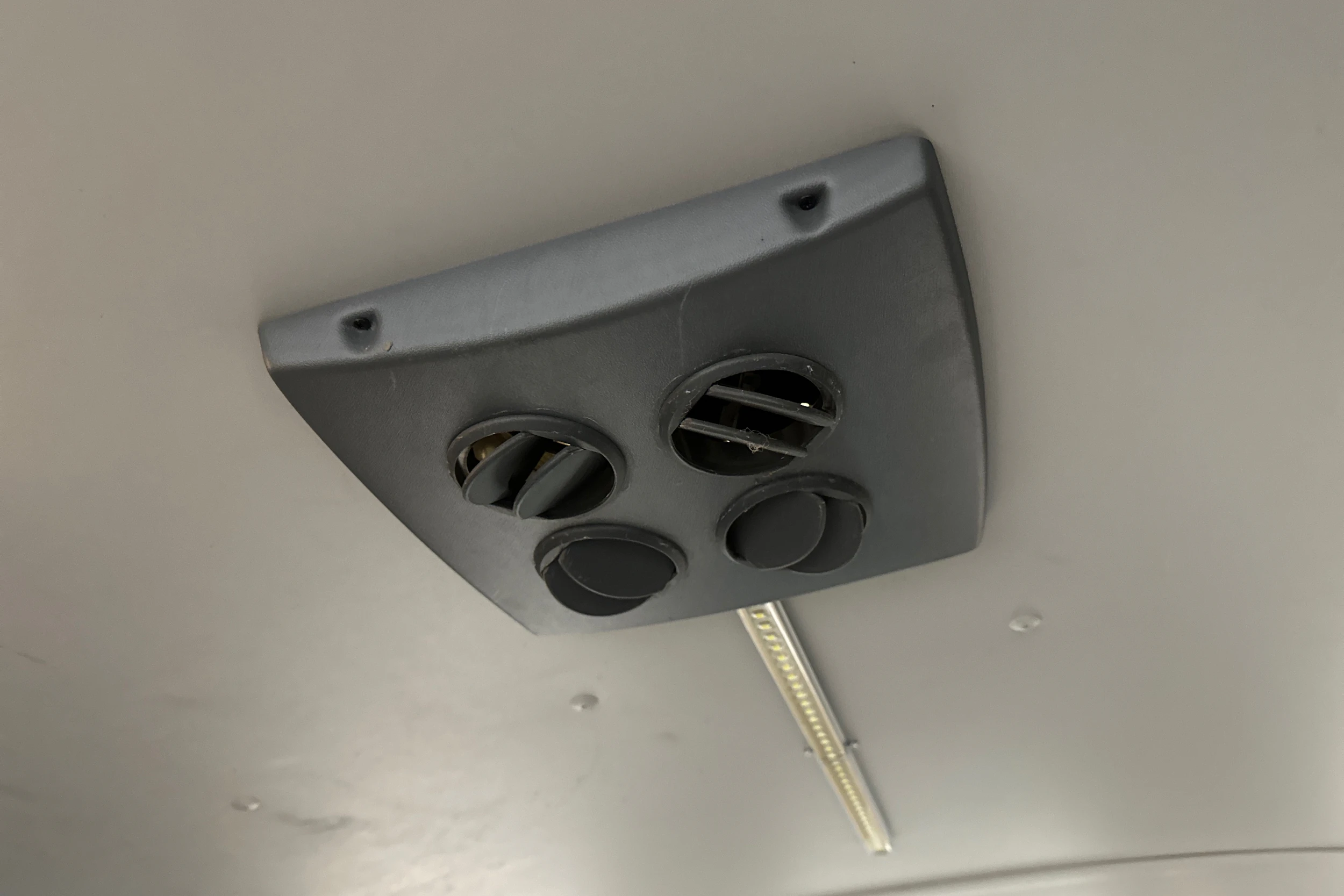 valkoinen Volkswagen Transporter 2018 kuva 30.