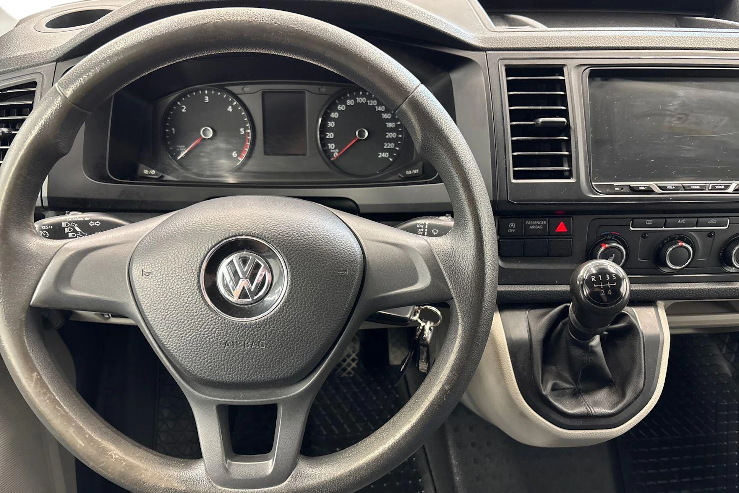 harmaa Volkswagen Transporter 2018 kuva 7.