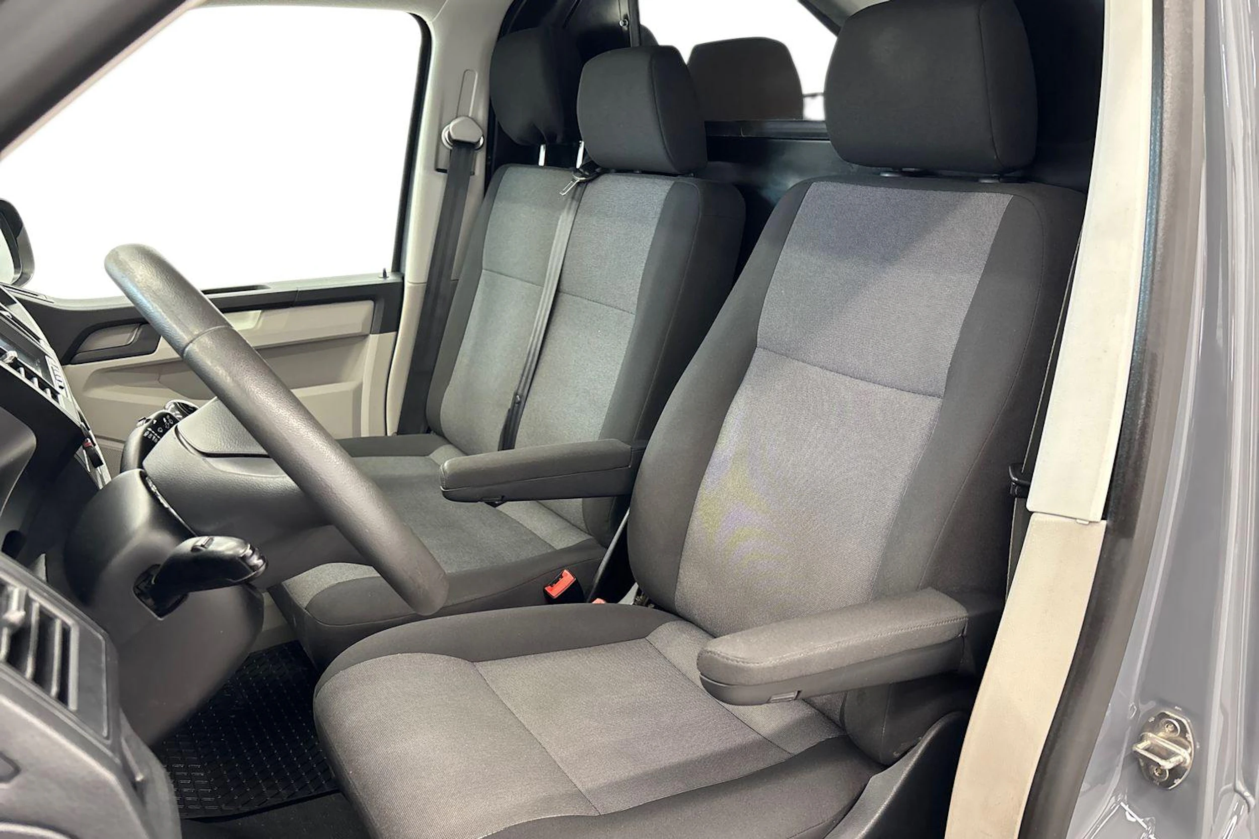harmaa Volkswagen Transporter 2018 kuva 8.