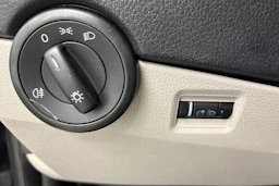 harmaa Volkswagen Transporter 2018 kuva 13.
