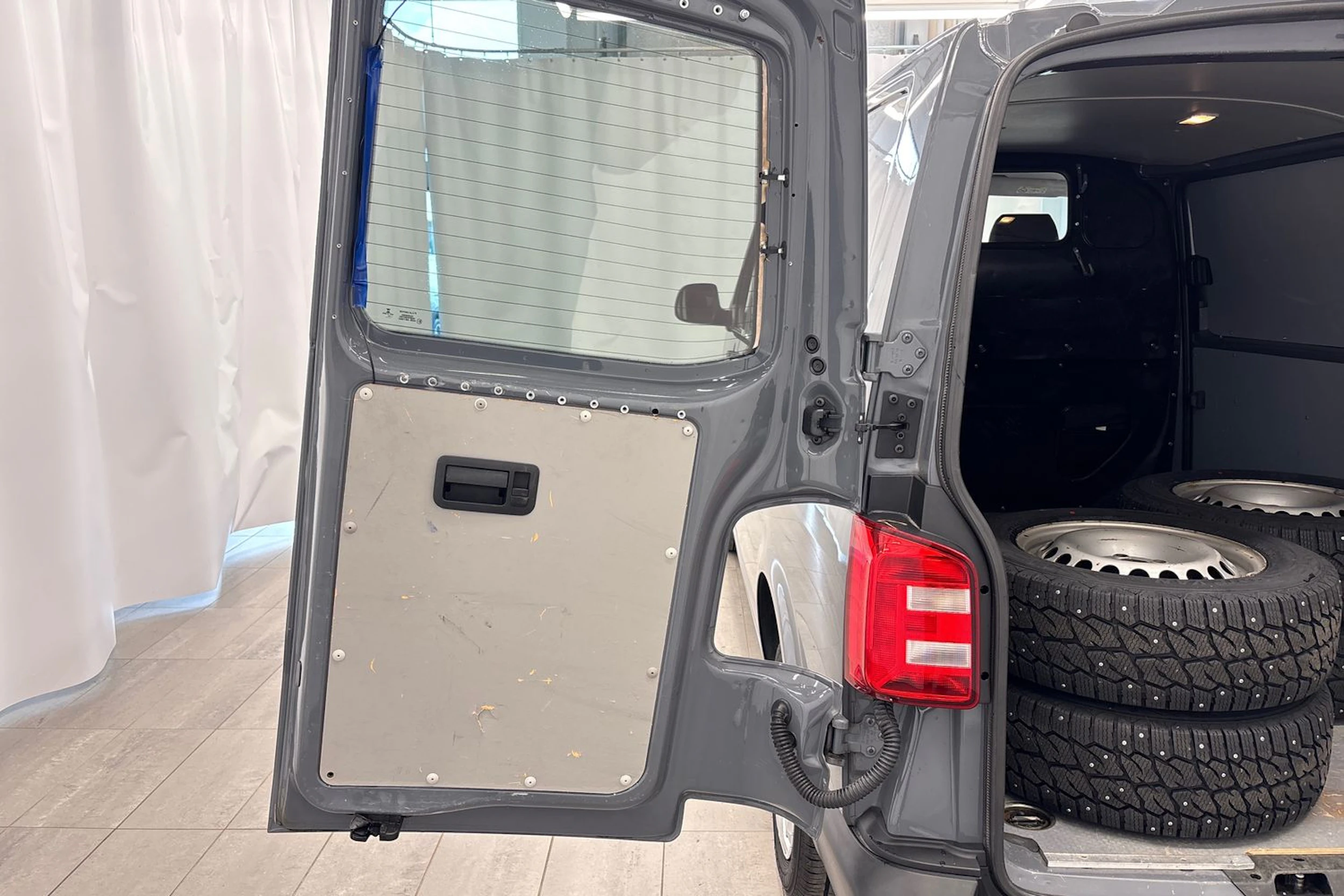harmaa Volkswagen Transporter 2018 kuva 23.