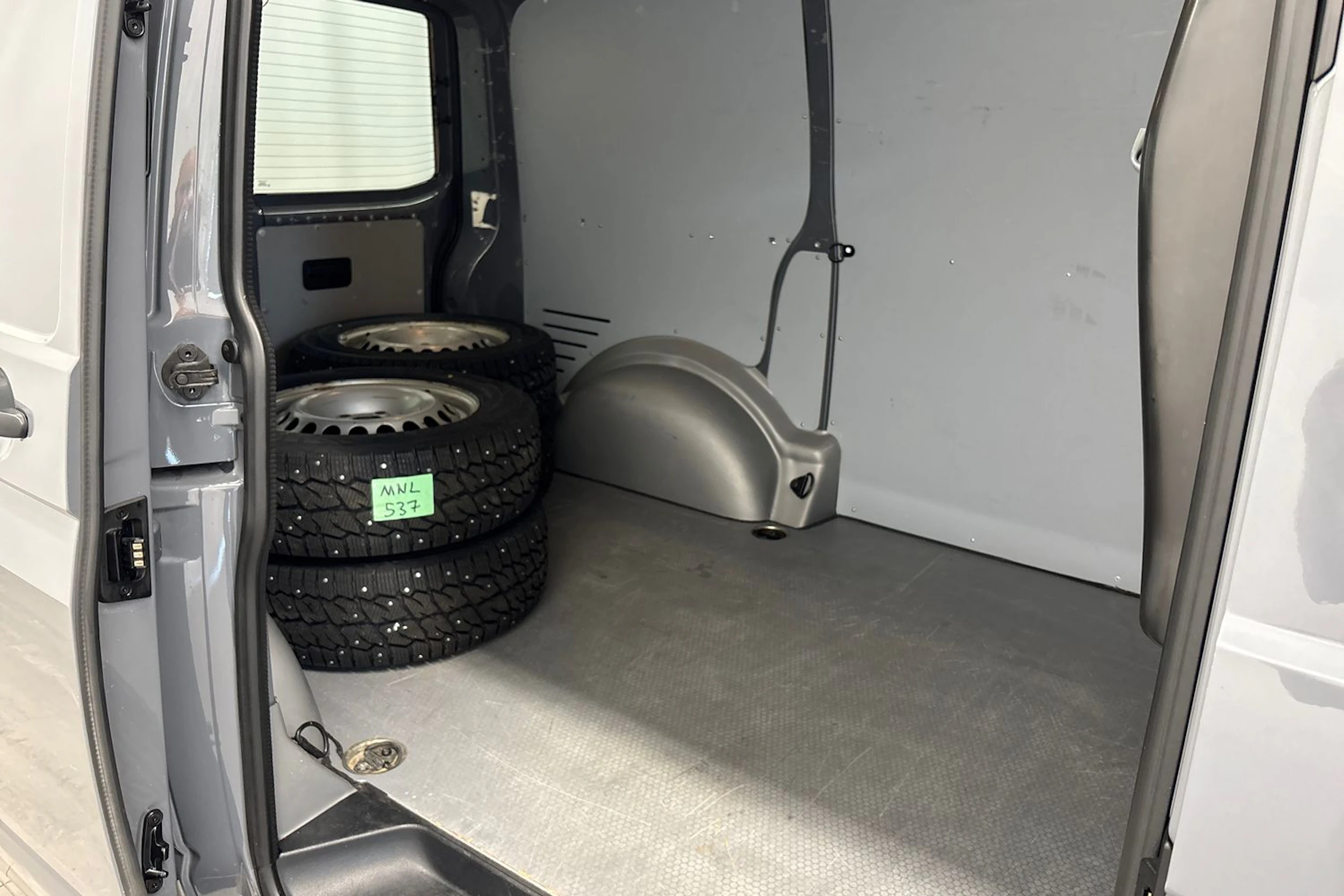 harmaa Volkswagen Transporter 2018 kuva 24.