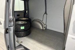 harmaa Volkswagen Transporter 2018 kuva 24.