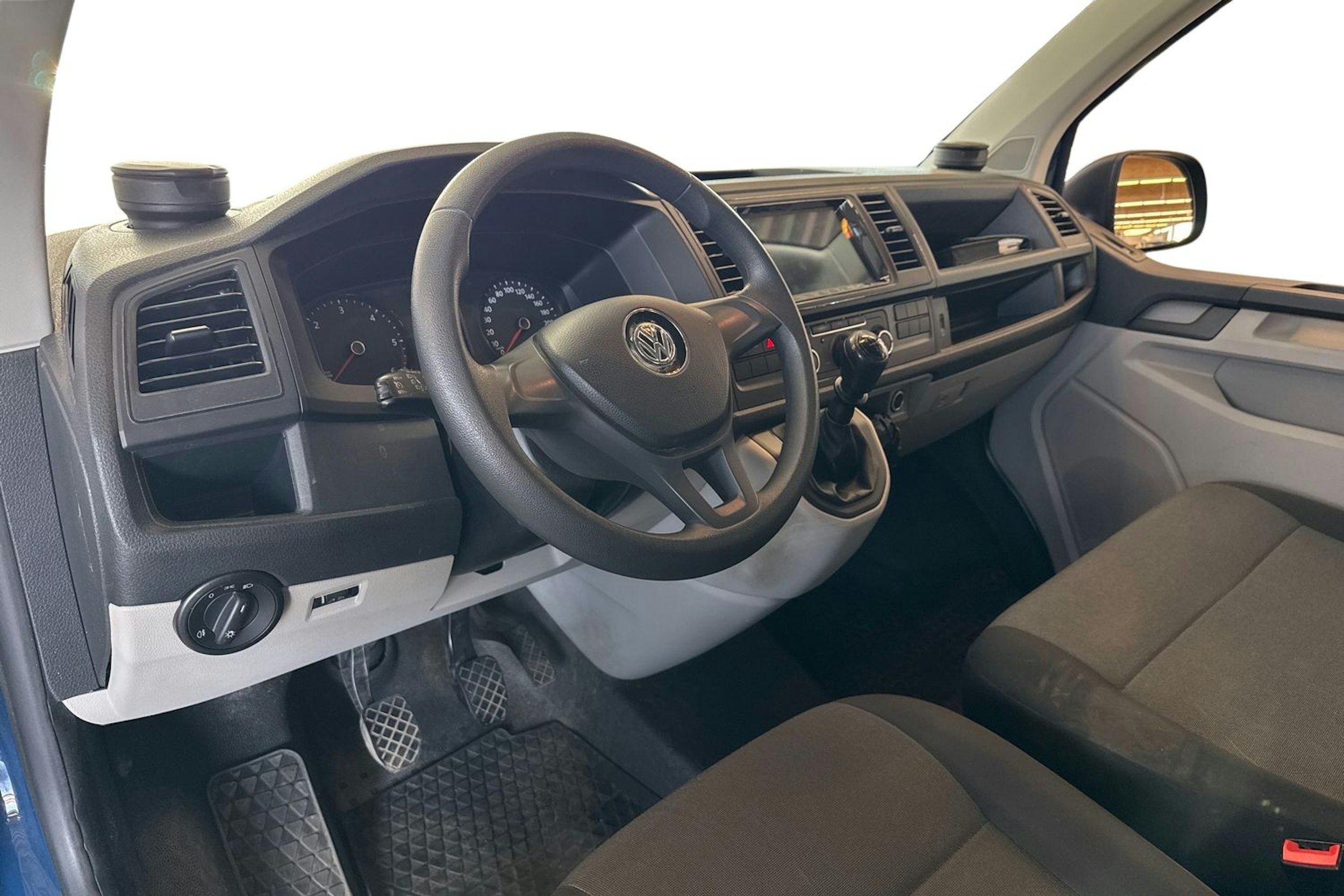 sininen Volkswagen Transporter 2018 kuva 3.