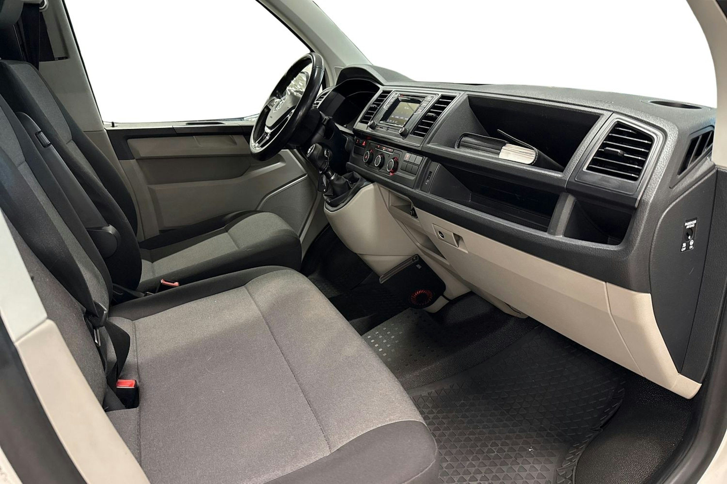 valkoinen Volkswagen Transporter 2018 kuva 8.