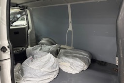 valkoinen Volkswagen Transporter 2018 kuva 10.
