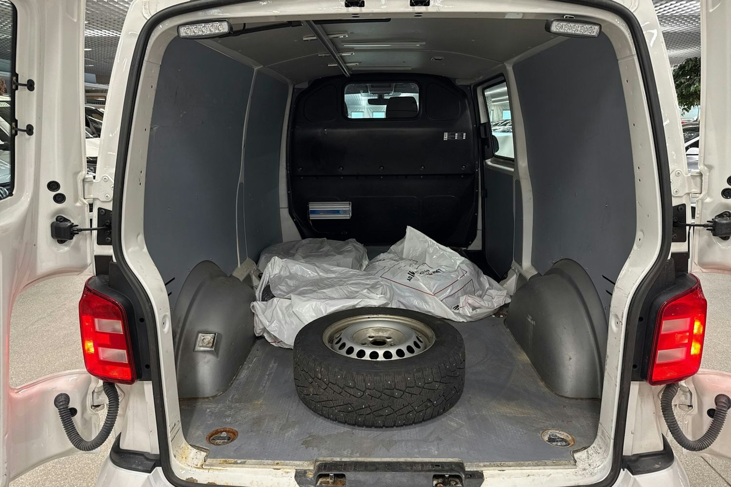 valkoinen Volkswagen Transporter 2018 kuva 12.