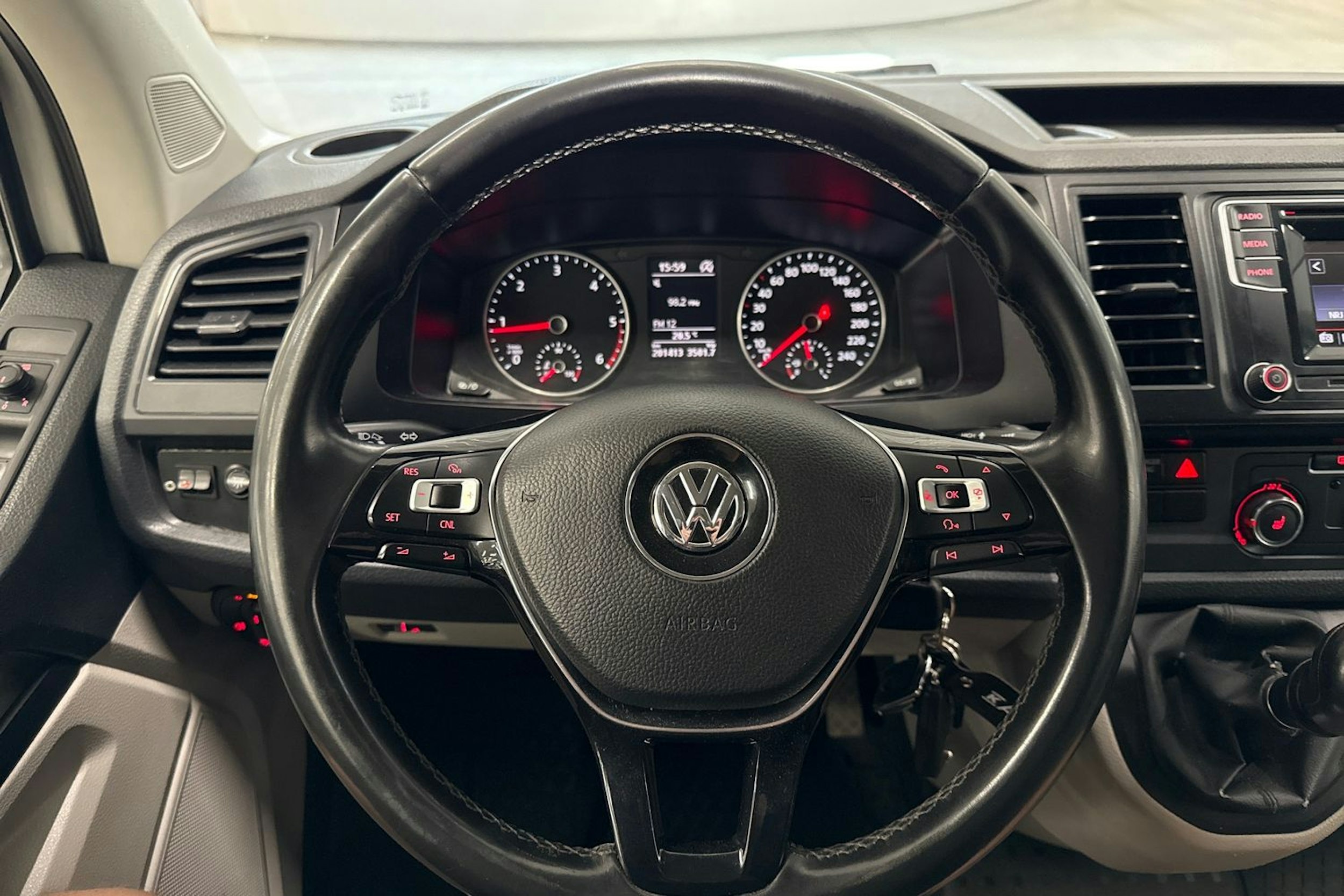 valkoinen Volkswagen Transporter 2018 kuva 19.