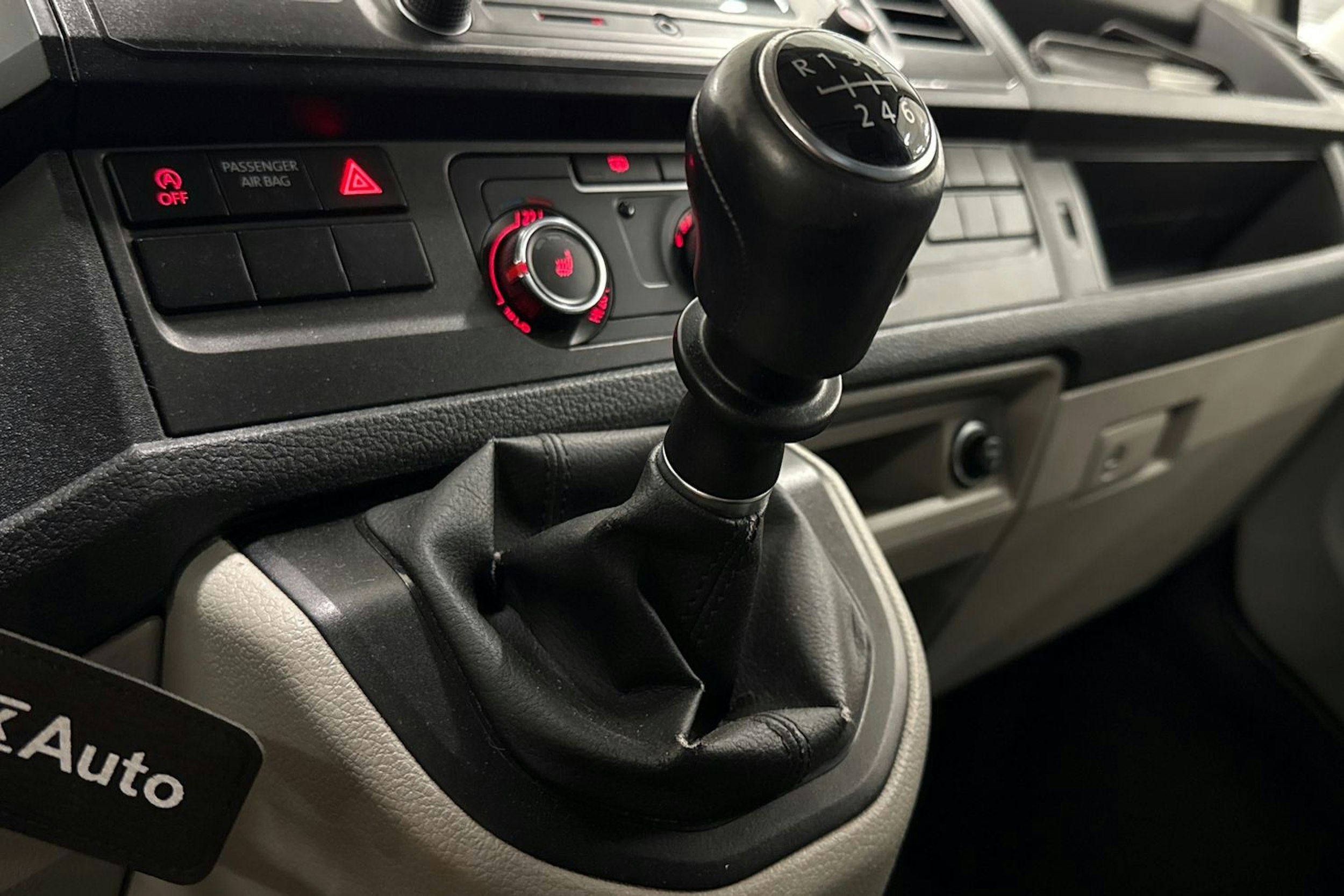 valkoinen Volkswagen Transporter 2018 kuva 29.