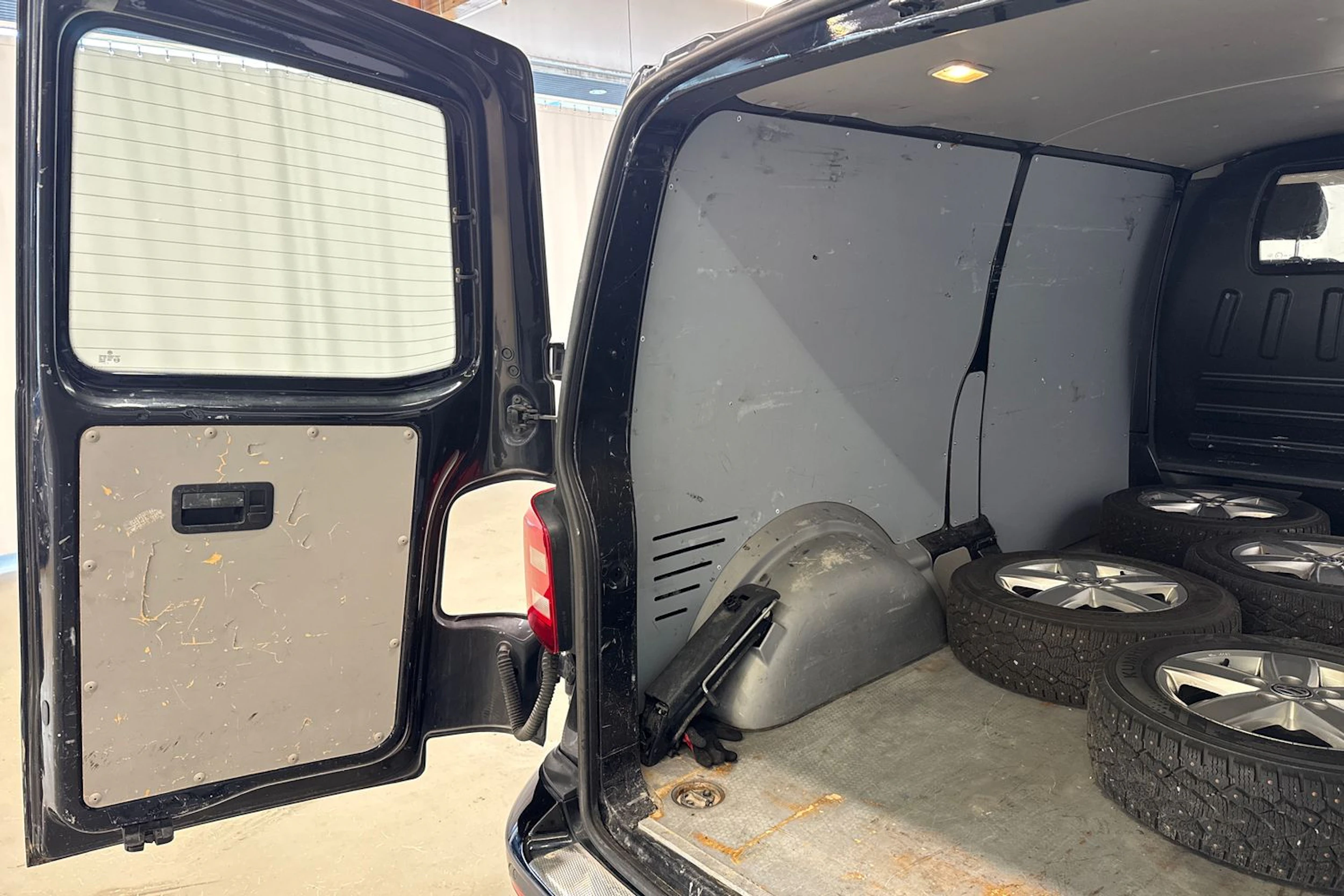 met. musta Volkswagen Transporter 2018 kuva 21.