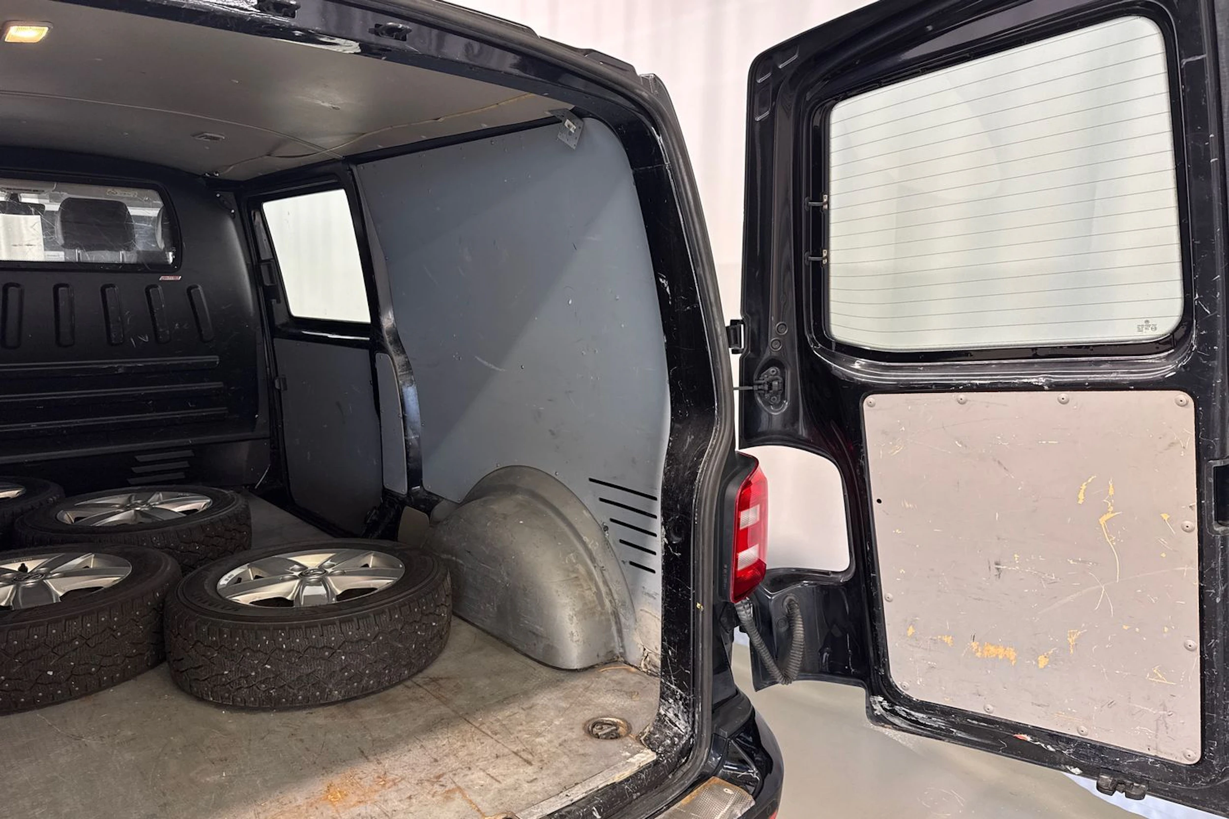 met. musta Volkswagen Transporter 2018 kuva 22.