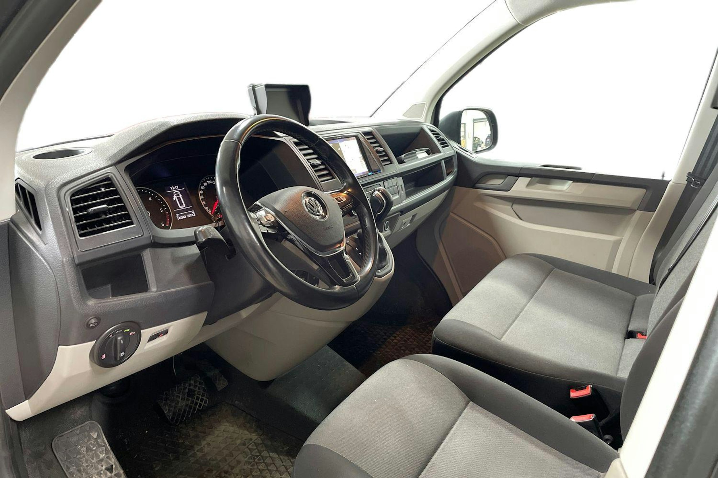 Harmaa Volkswagen TRANSPORTER 2018 kuva 8.